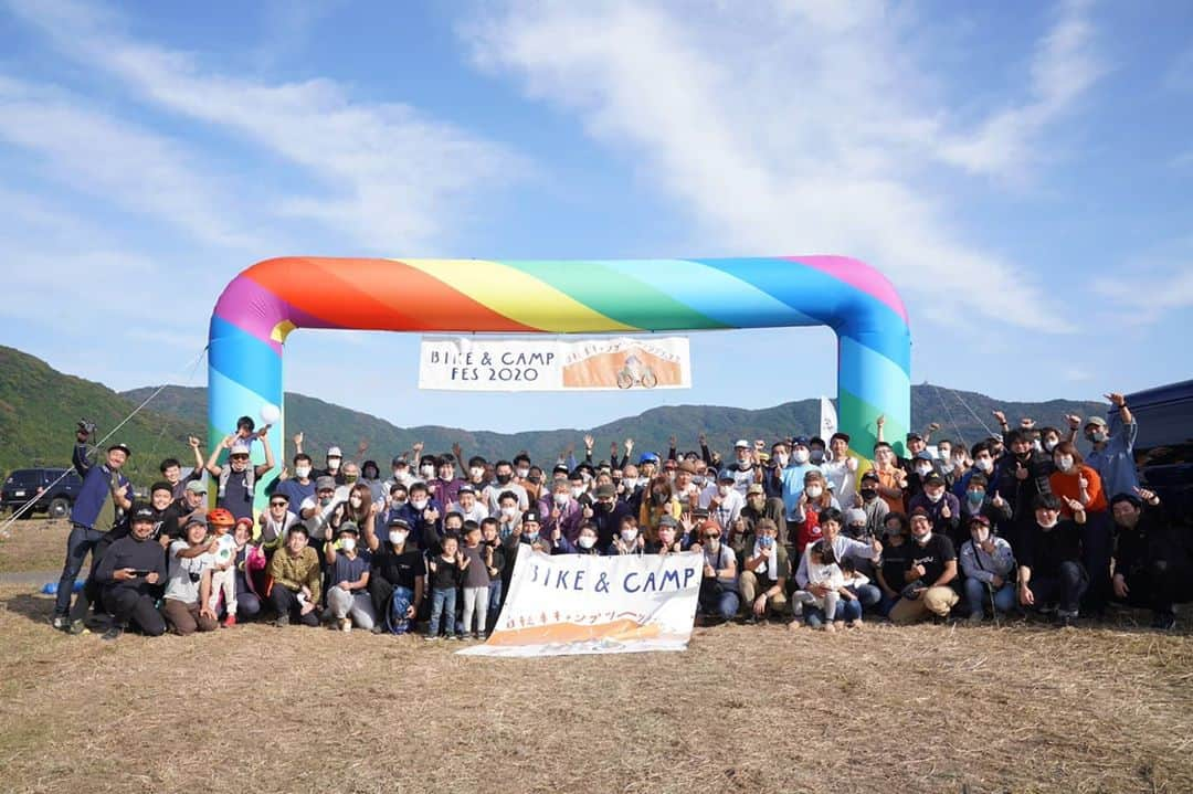 山下晃和のインスタグラム：「【BIKE&CAMP】BIKE&CAMP FES2020  自分の力では及ばなくて、色々と至らないところも多く、委員長としての力不足も否めませんが、周りに助けられ、 63日間という物凄いタイトな準備スケジュールではあったものの気づいたらなんとかなっておりました。  ご迷惑をおかけした皆様、申し訳ございませんでした。  そして、何も言わずにこなしてくださったスタッフの皆様、出展メーカーの皆様。さらに、想像をはるかに超えるご来場の旅サイクリストの皆様。  ありがとうございました！  これからも良い旅を！！  #BIKEANDCAMP #bikeandcampfes #バイクアンドキャンプってる #バイクアンドキャンプ #自転車キャンプツーリングフェスタ #自転車キャンプツーリング #自転車キャンプツーリング連絡協議会 #プレイアトレ #アトレ #つくば #つくばワイナリー #CAMP #キャンプ #バイクパッキング #bikepacking #キャンプツーリング #travelbybike #bicycle #bike #りんりんロード #筑波山 #アウトドア #outdoor」