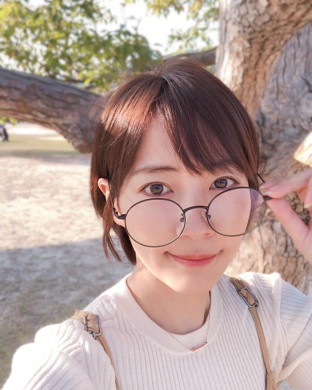 うえむらちかのインスタグラム：「ショートカットになってから﻿ 眼鏡率が上がりました👓﻿ ﻿ 私がかけてるのは﻿ @t_e_r_a_s_o  のラウンド型﻿ ﻿ ブルーライトカット率43.4%﻿ UVカット率99%﻿ ﻿ 17gと超軽量なので﻿ パソコン仕事の時や﻿ 外出時も着けちゃう🌞﻿ ﻿ 男女兼用だからお父さんにも貸してあげようっと笑﻿ ﻿ ﻿ #ブルーライトカットメガネ  #ブルーライトカット﻿ #ブルーライト #UVカット #uvカットメガネ #メガネ #メガネ女子 #眼鏡 #眼鏡女子 #ショートカット #ショートカット女子」