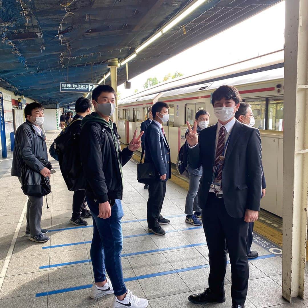 東京観光専門学校さんのインスタグラム写真 - (東京観光専門学校Instagram)「今日の鉄道サービス学科のオープンキャンパスは🚇 お出かけをしてきました✨  さすが、鉄道の先生！ あの広ーい東京駅にも詳しい！  みなさんは、八重洲口の『八重洲』の由来って知っていますか？ 気になった方は調べて見てくださいね👀✨  次回のオープンキャンパスは 11/8（日）鉄道業界・就職対策〜クレペリン・適性検査〜 を開催いたします！  鉄道業界を目指す人は参加しておきましょう✊  高校3年生のみなさん📢 進路に悩んでいませんか？ 大学と迷っている方・就職活動中の方・他の専門学校と検討中の方  まずは、説明を聞きにきてみましょう！ 気になることは何でも聞いてください！ みなさんと同じように迷っていた先輩のお話を聞いてみるのもオススメです👍  ＼現在、AO入学第6期受付中／ 学校パンフレットも無料でお届けいたします😊  プロフィールURLよりお申し込みください🗼 #東京観光専門学校　#鉄道サービス学科　#オープンキャンパスでは　#お出かけイベント　#学校説明　#入試説明　#学科説明　#体験講座　#鉄道業界　#内定者100名超　#クレペリン　#適性検査　#八重洲　#opencampus #railway #tokyostation #tokyostationgallery」11月1日 20時09分 - tokan_1967