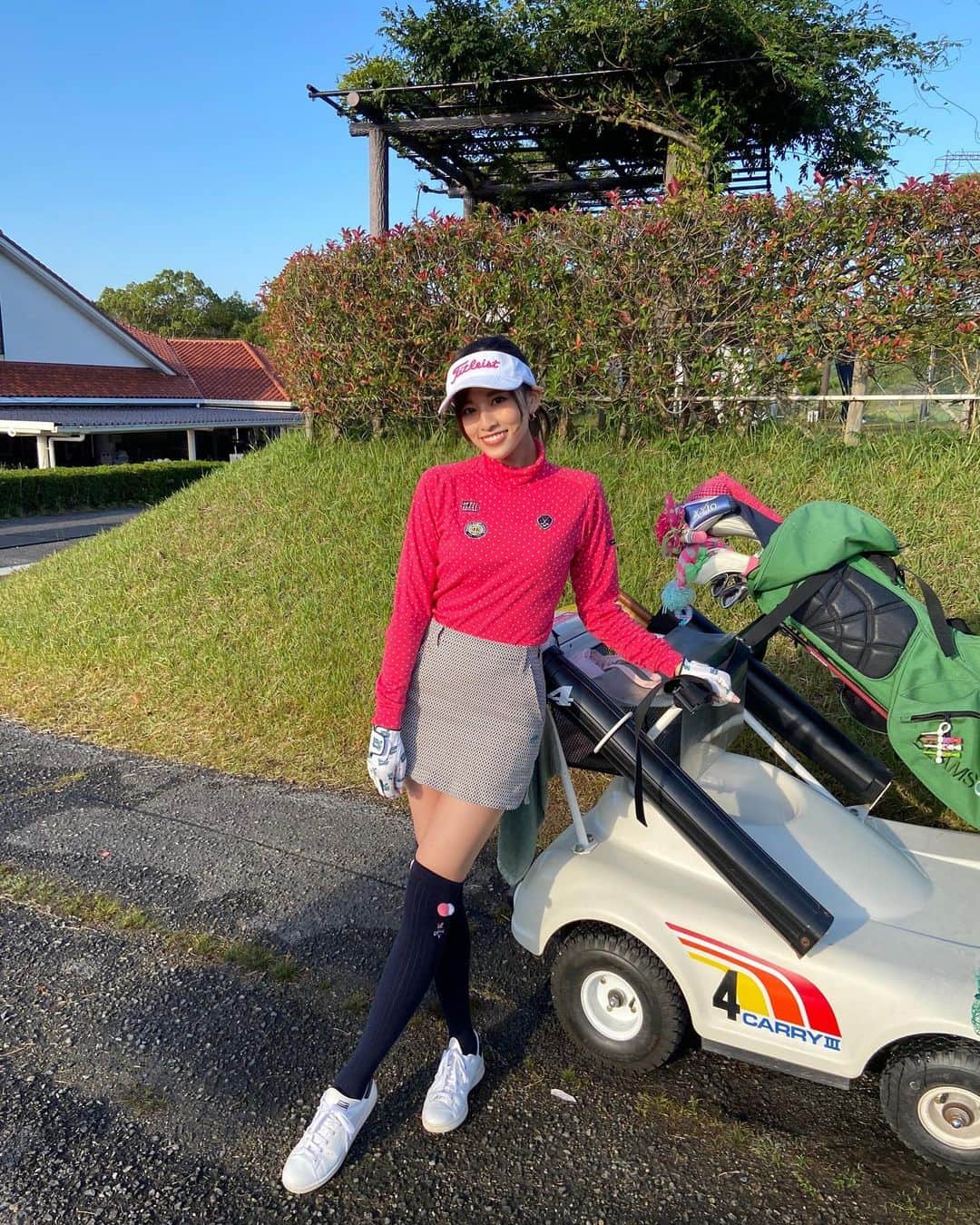 吉岡結紀のインスタグラム：「✐☡ ・ Golf🏌🏼‍♀️♥️ 最近ちゃーんと始めました☺️ 18歳ぐらいの時一瞬かじってなにが楽しいん。と思って 終わったけどここに来て楽しいと思った☀️🤍笑 冬の間こもって練習しまくって 春にたくさん回れたらいいなー⛳️🌸 写真はこの前練習がてらハーフをぴゅいっと回ったときの👯‍♀️ ・ #golf #pearlygates #callaway #beamsgolf #ゴルフ #ゴルフ女子」