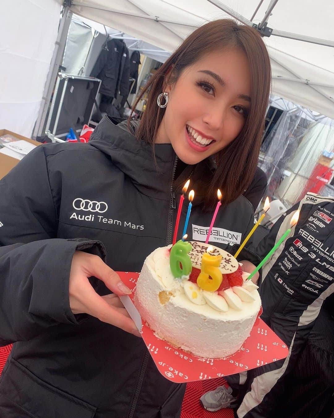 のインスタグラム：「チームの皆さんが😭🎂 10月生まれの、こずえさん さとみさんと一緒に お祝いして頂きました😭💓 . 本当にありがとうございます🙇🏻‍♀️✨ 嬉しすぎるるる🥺 . 今回もレース結果は3位✨ お天気にも恵まれ、ファンの皆様にも沢山お会いでき 楽しい2日間でした☺️ . 次回は、11/21・22 @茂木 です🏎 皆さま引き続きAudi Team Mars 65号車の応援 よろしくお願い致します📣 . #new #cyberjapan #サイバージャパン #新人 #cjd_chiaki #レースクイーン #耐久レース #岡山国際 #birthdaycake #コスチューム #アウディ #Audi #サーキット」