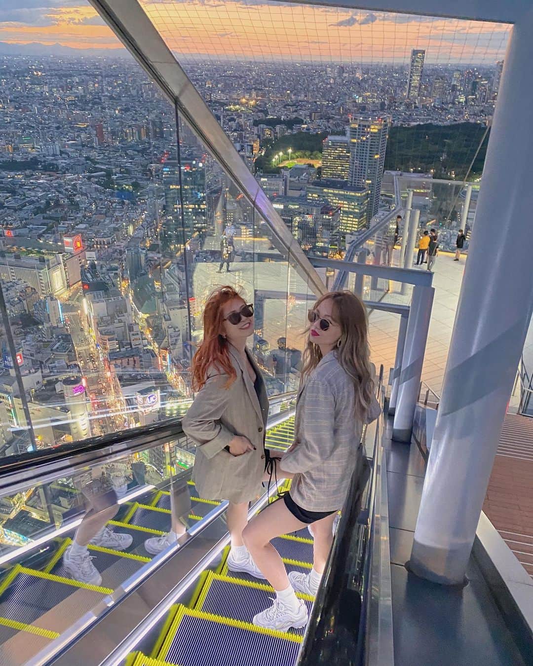YOKOのインスタグラム：「9月終わりのやつ🤣🌙  渋谷スカイ2回目だけどやはり素敵なとこでした🧡 風で髪の毛わっさーなってるwバブリーw  16時くらいに入ってチルして夕焼けみて おいしいご飯食べた日✌🏼  大好きな人とおいしいご飯は最高の組み合わせ💕  #shibuyasky#shibuyascramblesquare」