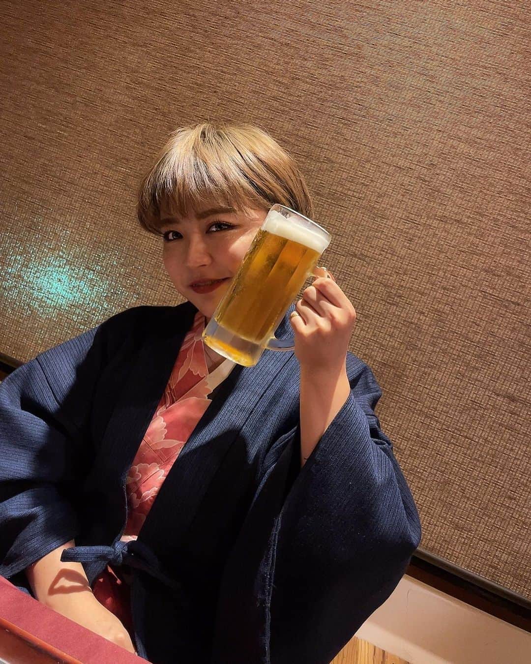 のインスタグラム：「26歳になりました🙆‍♀️💕 ㅤㅤㅤㅤㅤㅤㅤㅤㅤㅤㅤㅤㅤ あっという間に1年が経ってしまって驚いている💭！ ㅤㅤㅤㅤㅤㅤㅤㅤㅤㅤㅤㅤㅤ 今年も私らしくやりたいことに突っ走っていきたいと思います❤️ ㅤㅤㅤㅤㅤㅤㅤㅤㅤㅤㅤㅤㅤ お祝いメッセージ・LINEくれた方々ありがとうございます😭🤎 ㅤㅤㅤㅤㅤㅤㅤㅤㅤㅤㅤㅤㅤ 今日は彼に旅館に連れてきてもらって久々にのーーんびり😭❤︎ ㅤㅤㅤㅤㅤㅤㅤㅤㅤㅤㅤㅤㅤ また1年間よろしくお願いします❤️❤️  それと同時に @libecka_ の新作も発売なのでそちらもよろしくお願いします🥰❤︎ ㅤㅤㅤㅤㅤㅤㅤㅤㅤㅤㅤㅤㅤ  #instagram  #ヘアカット  #japan  #メイク  #YouTube  #cosmetics #love #me #makeup  #fashion #メイク動画  #メイク #コスメ #Birthday #Libecka #libeckabyshii #youtuber #youtube #アッシュカラー #ヘアアレンジ #hairStyle #ヘアカラー  #プチプラコーデ #低身長コーデ #低身長ファッション　#ショートヘア #ハンサムショート #マッシュショート #libeckabyshii #パーカー #カップル」