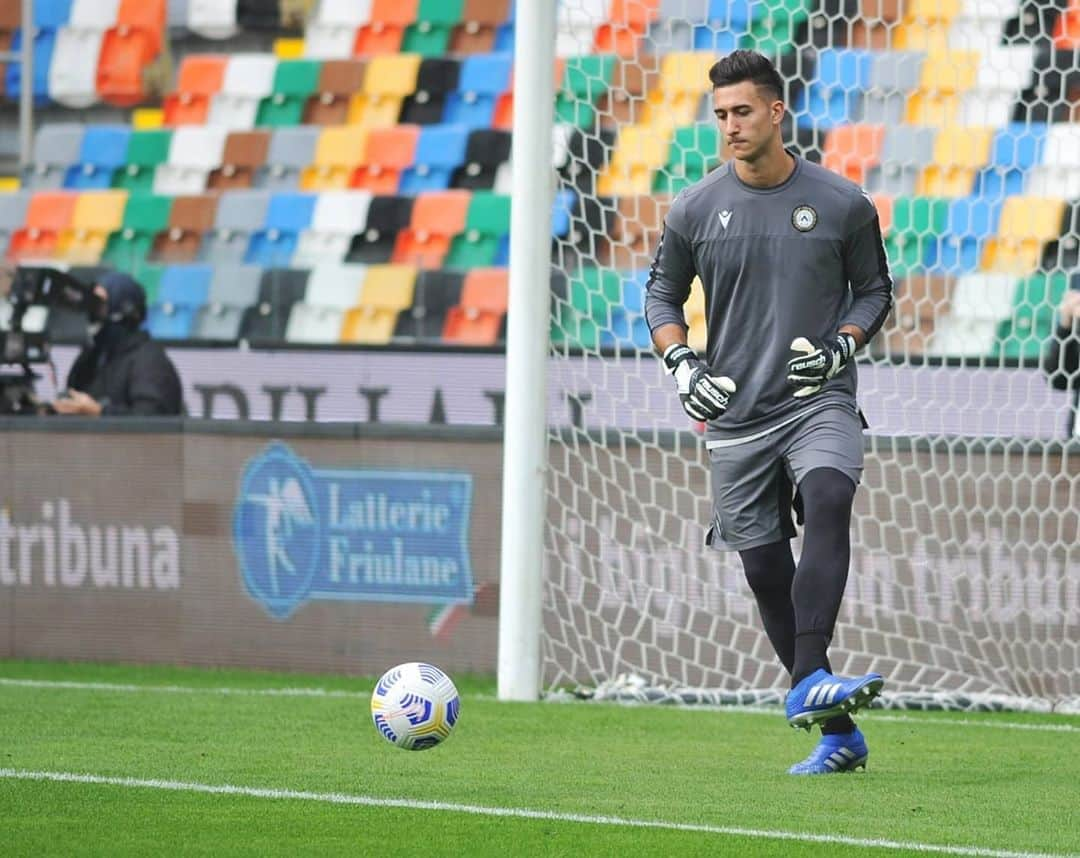 ウディネーゼ・カルチョさんのインスタグラム写真 - (ウディネーゼ・カルチョInstagram)「Warm Up 🔥  Oggi 1️⃣0️⃣0️⃣ in @seriea con la maglia ⚪⚫ per @jensstryger e @samircaetano   #UdineseMilan #ForzaUdinese #AlèUdin」11月1日 20時23分 - udinesecalcio