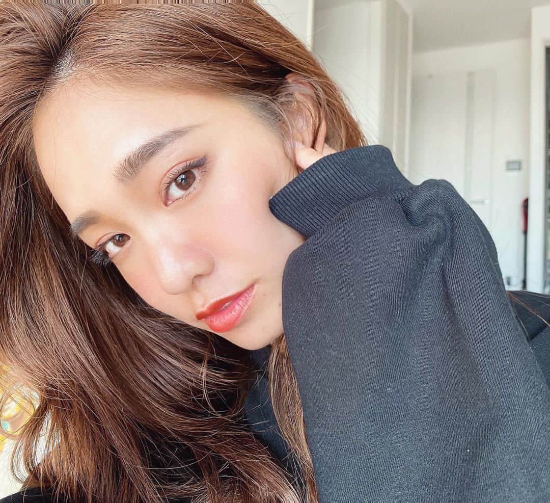 のインスタグラム：「とてつもなく久しぶりに 小顔矯正&顔HIFU💆🏼‍♀️✨ * * まいさんのゴッドハンドは 相変わらずほんとゴッド！！ 首から頭皮までマッサージしてもらえるから すっごく軽くなってスッキリする☺️ 目もあけやすくなるよ👀 小顔になりたい人はviviana集合❤︎ ジムとセットならお得◎ * * @viviana_private @maiph_rich Thank you💘 * * *  #パーソナルトレーニング#パーソナルジム#堀江ジム#ワークアウト女子#筋トレ女子#キックボクシング女子 #fitnessgirl#fitnessmotivation#workout#training#vega#vivianaprivate#小顔矯正#ハイフ」