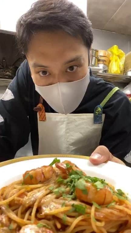 内田朝陽のインスタグラム：「むきエビ　4〜6匹 理想のトマト　1パック 顆粒スープ　大匙1/2 コーヒークリーム　一個 にんにく　1片 オリーブオイル　大匙1 パセリ　お好みで 最後にオリーブオイル　お好みで  作り方は動画です。」