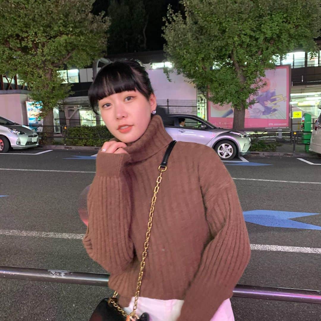 山下恵奈のインスタグラム：「﻿ タートルネックにポニテで女の子だった日👧🏻🤎﻿ ﻿ #えなめるフク﻿ @phase__official」