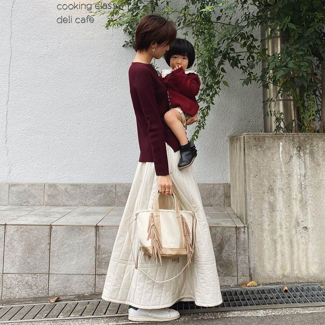 美生のインスタグラム：「𝐒𝐮𝐧𝐝𝐚𝐲.﻿ ﻿ ﻿ ﻿ 週末は娘たちと﻿ 色味を合わせるのが﻿ 密かな楽しみ…♡♡﻿ ﻿ ﻿ @machatt_ でお買い物した﻿ ニットとスカート♡﻿ めちゃめちゃお気に入りー♡﻿ ﻿ POPUPは11/3まで❤️﻿ ﻿ ﻿ ﻿ #machatt﻿」