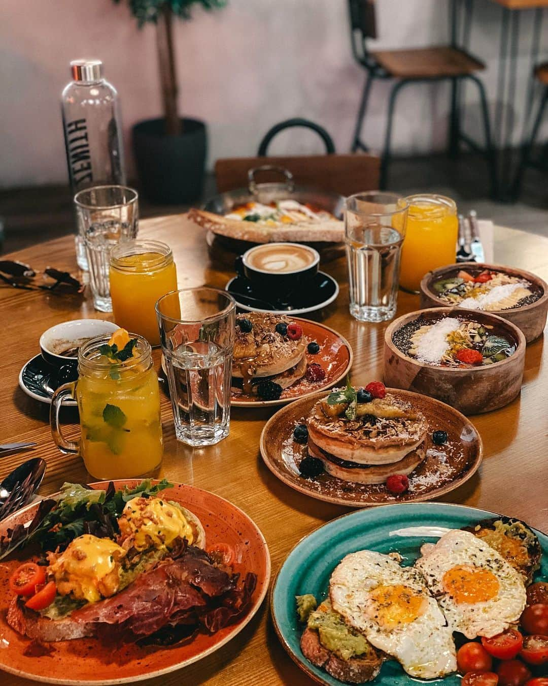 ソフィア・ヤコブソンさんのインスタグラム写真 - (ソフィア・ヤコブソンInstagram)「I mean.... this brunch is everything!🔥🤤 Anyone else out there who loves a good brunch?🍊🥑🥞🍳☕️ #sundayvibes #tb #brunchtime」11月1日 20時22分 - sofiajakobsson