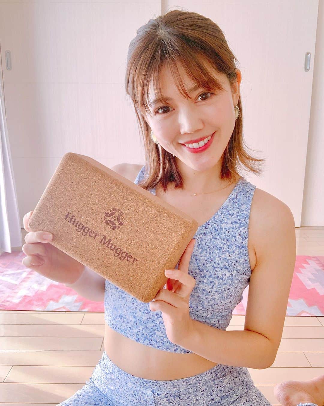 上坂由莉のインスタグラム：「﻿ \ \ 身体が硬くても🙆‍♀️快適にポーズが取れるアイテム🧡 / /﻿ ﻿ ﻿ ヨガをする時、身体が硬くて完成形が思うように﻿ できないなと感じる事があると思います🧘‍♀️🧘‍♂️﻿ ﻿ ﻿ ヨガは綺麗にポーズをとる事が目的ではないです👆﻿ 頑張りすぎて体がおかしな方向へ向いてポーズをしていると﻿ 本来効かせたい部分に効いていなかったり﻿ 身体を痛めてしまう危険性があったり﻿ 意味のない動きになってしまう事が多いです😭﻿ ﻿ ﻿ ヨガの教えでもアーサナ(ヨガのポーズ)は﻿ 快適で安定している物とされています❗️﻿ やりづらいと感じた時はポーズをとりやすくする﻿ ブロックなどを使って安定した状態で行ってみてください🧱﻿ ﻿ ﻿ 安定とは身体が安定している事だけではなく心もです✨﻿ 身体がどんなに柔らかい方も心が忙しない時は﻿ ブロックを使う事をオススメします👆﻿ 私もおうちでの練習は沢山ブロック使って行ってます🙆‍♀️﻿ ﻿ ﻿ 身体が快適に安定してくると﻿ 自然と心も安定してきます🌷☀️﻿ ﻿ ﻿ これから寒くなると思うように身体も動きづらかなるので﻿ プロップスを使用しながらヨガをしてみてください😘﻿ ﻿ ﻿ ブロック🧱 @huggermuggerjapan ﻿ ﻿ #yoga #yogainstructor #yogawear #yogablock #yogaprops﻿ #ヨガ #ヨガインストラクター #ヨガウェア #ヨガブロック」