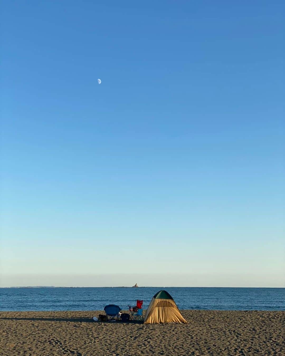 Soweluのインスタグラム：「毎週見たい景色 深く息を吸える場所  Love this time my Dream ・ ・ #favoriteplace  #beach #mydreams  #🌙」