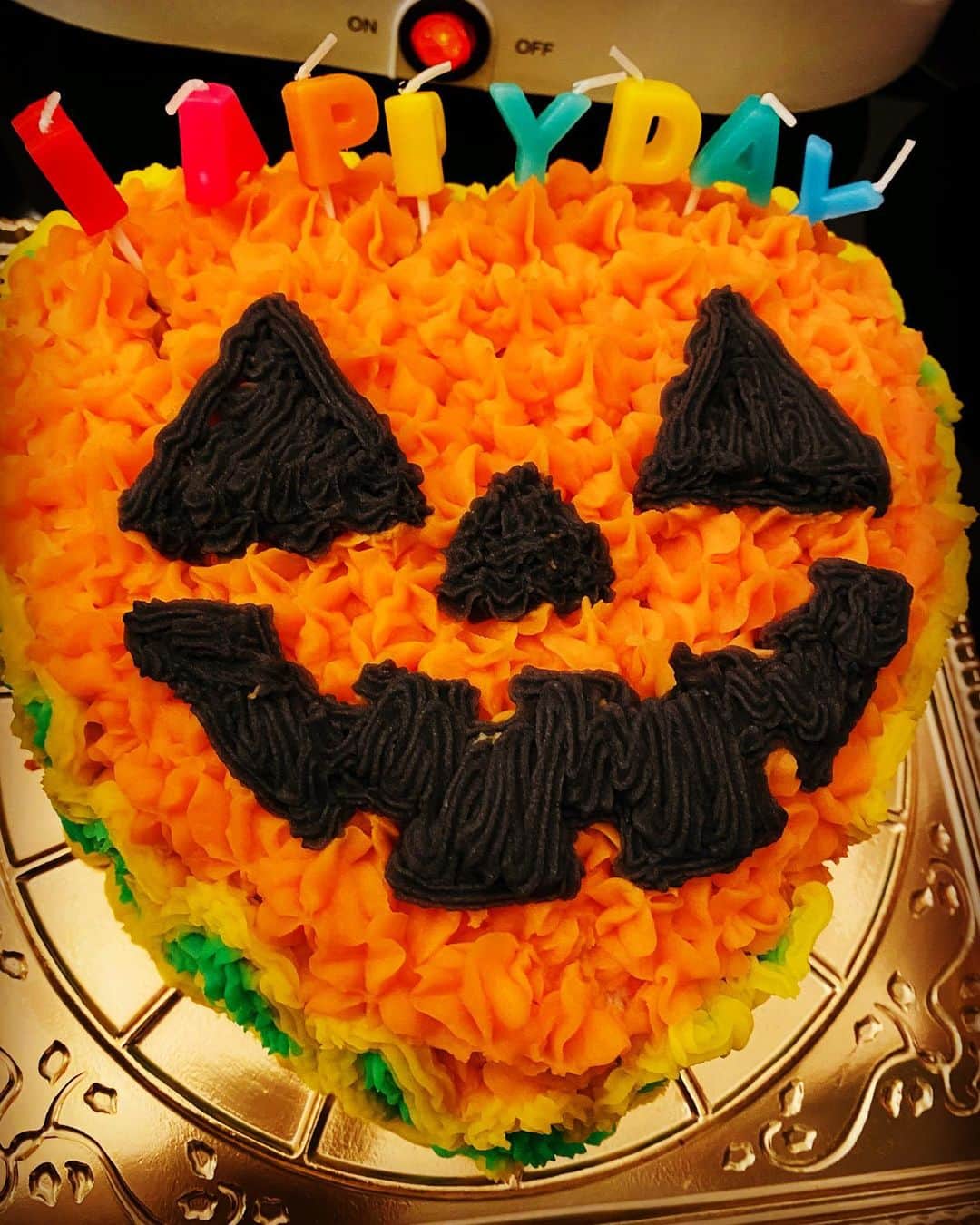 のインスタグラム：「昨夜の　ハロウィンパーティー🥳🥳🥳🎃👻🎃🎉🎉🎉🎉🎉🎉🎉🎉🎉  の料理はこんな感じ〜👀👀  ハロウィンケーキチャーハン‼️🎃 にせせりのから揚げ、海老チリ、レバカツ、回鍋肉は  レバニラ炒め専門店、レバニラ定食kei楽さんからが差し入れしてくれましたのー😍😋🍴💕💕💕💕💕💕💕💕  超、美味しいかったです〜😋👍👍👍  そして、たこ焼き作って😙😙😙  タコとブロッコリーのマリネも ヒデコが作ったわよー😬✌️  レバニラkei楽さん❤️ 料理提供、ありがとうございました🥰💕💕💕💕💕💕💕 #ハロウィンケーキチャーハン #ハロウィンパーティー料理  #レバニラ定食kei楽  #料理提供ありがとうございます #超美味しい❤️  #ルンルン気分 #美川憲一 #美川憲二 #ヒデコフランセスカ #オネェ系 #ものまね」