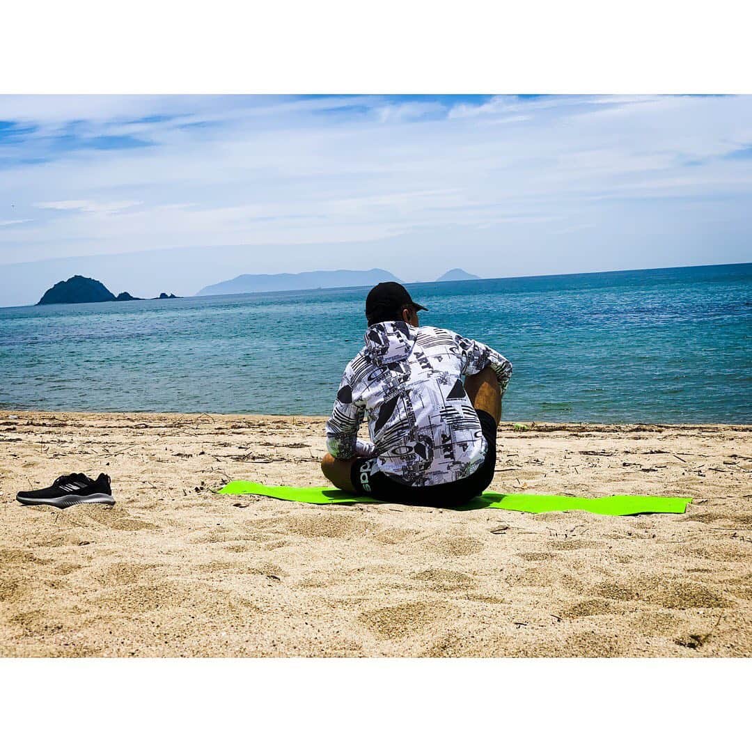 元木行哉のインスタグラム：「おはようございます。﻿ 11月ですね😵﻿ 今年も残り二ヶ月。地元の郵便局では県内最速で、門松が飾られたそうですよ。﻿ ﻿ がんばっていきましょい！﻿ ﻿ #november #11月 #staysafe #morning #おはよう #元木行哉 #海 #瀬戸内 #ocean #sea #training」