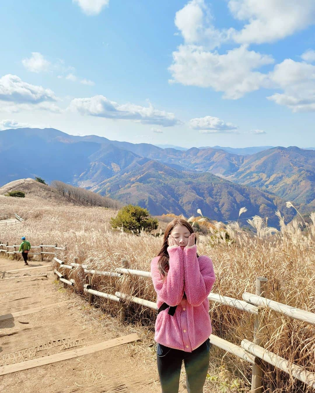 イ・シヨンさんのインスタグラム写真 - (イ・シヨンInstagram)「하늘과 억새밖에 없는곳 끝없이 펼쳐지는 억새🌾🌾🌾 너무 너무 예쁘다💛」11月1日 11時29分 - leesiyoung38