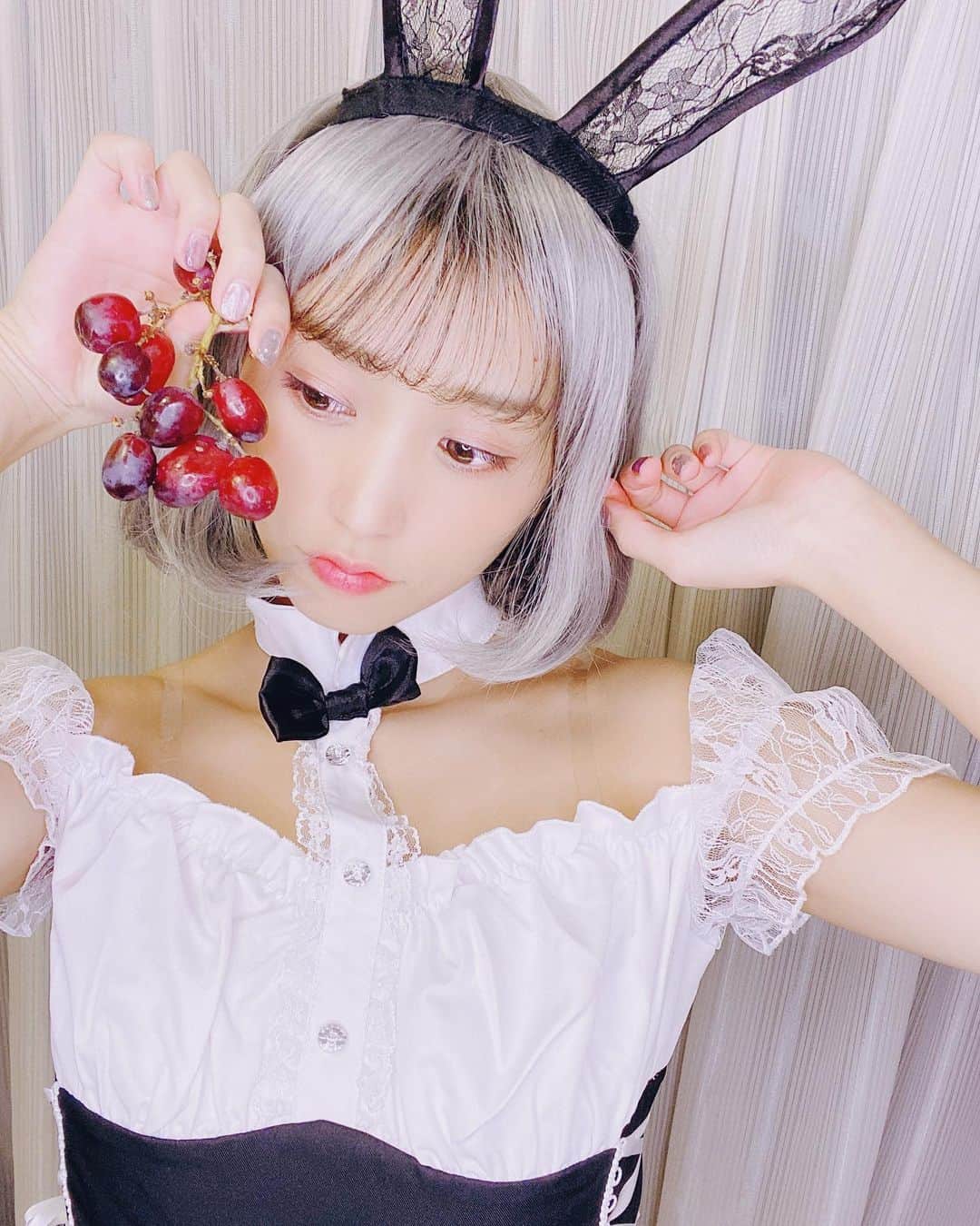 根岸愛のインスタグラム：「🐇🍇🐇 アザーカット🤳✨ いつも面白み重視だから 可愛いに寄せたハロウィンは 初めてかも🤣🤣✨ #Halloween #fashion #ハロウィン #お家でハロウィン #仮装 #うさぎ」