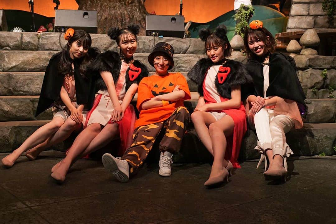 ジョナゴールドさんのインスタグラム写真 - (ジョナゴールドInstagram)「♥ Negiccoさん、lyrical schoolさんにも会えました😭 ・ minanさんとも写真撮りたかったけど、もはや会えただけで幸せです💕 ・ ・ ゆっくりお話は出来なかったけど、また会えるように頑張ります🥰 ゆっふぃーさん、フィロのスさんもまたご一緒出来ますように🙏 ♥ #Negicco #lyricalschool #サンリオピューロランド #spookypumpkin #2020」11月1日 11時34分 - jonagold_0323