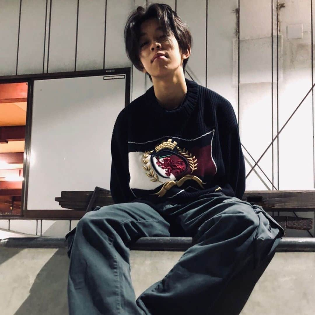 YOSHI（よし）さんのインスタグラム写真 - (YOSHI（よし）Instagram)「Tommy Hilfigerのアーカイヴから新しくTシャツをデザインした🔥  Tシャツはオークションで販売中！何より売上をチャリティとして寄付するってとこに賛同してる👍11/2(月)朝4時までだからCHECKしてね!!   “SOMETHING or PEACE”ってとこが気に入ってる🖤  #tommyhilfiger」11月1日 11時35分 - yoshi.226