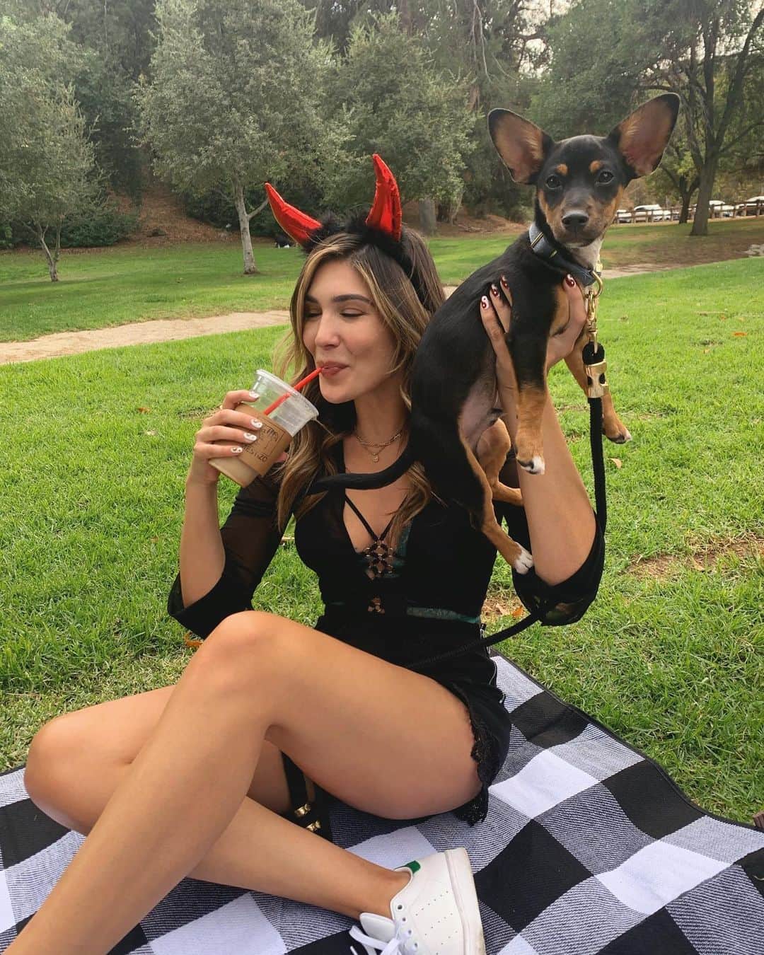 キャシー・ケリーのインスタグラム：「happy socially distanced halloween from me and this little sh💩」