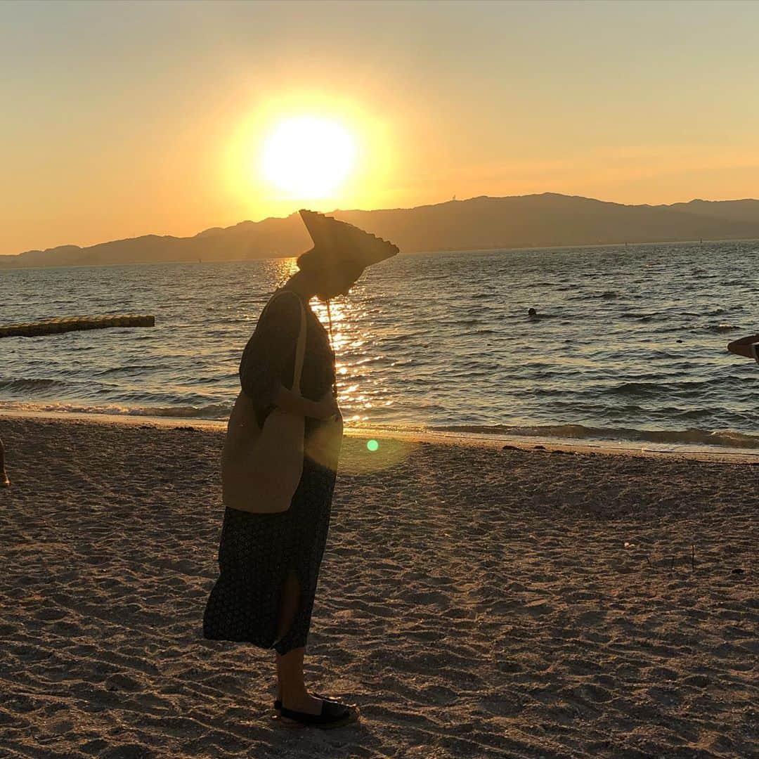 小泉里子のインスタグラム：「いつもインスタを見ていただきありがとうございます。 今日は皆さんに、再婚と妊娠をご報告します。  今年の初めに再婚し、来年出産予定です。  30代最後に慌ただしく、人生の転機がやってきました。  日に日に大きくなるお腹の中で、元気に動き回るのを感じては、感動と幸せが押し寄せます。  いつもそばで支えてくれる主人と私の中に宿った命、そしてトコリケと、新たな人生のスタートです。」