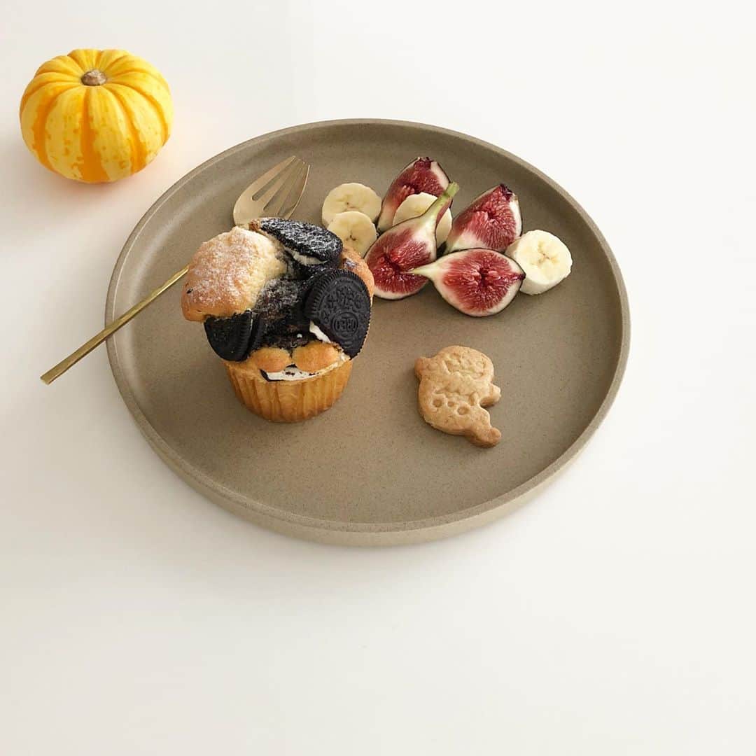 mai_1106のインスタグラム：「2020.11.1 🍂 * 昨日のHALLOWEEN お友達親子がクッキー👻届けてくれた 最後のひとつだけくれたよ← * 3歳11ヶ月 1452days * * *」