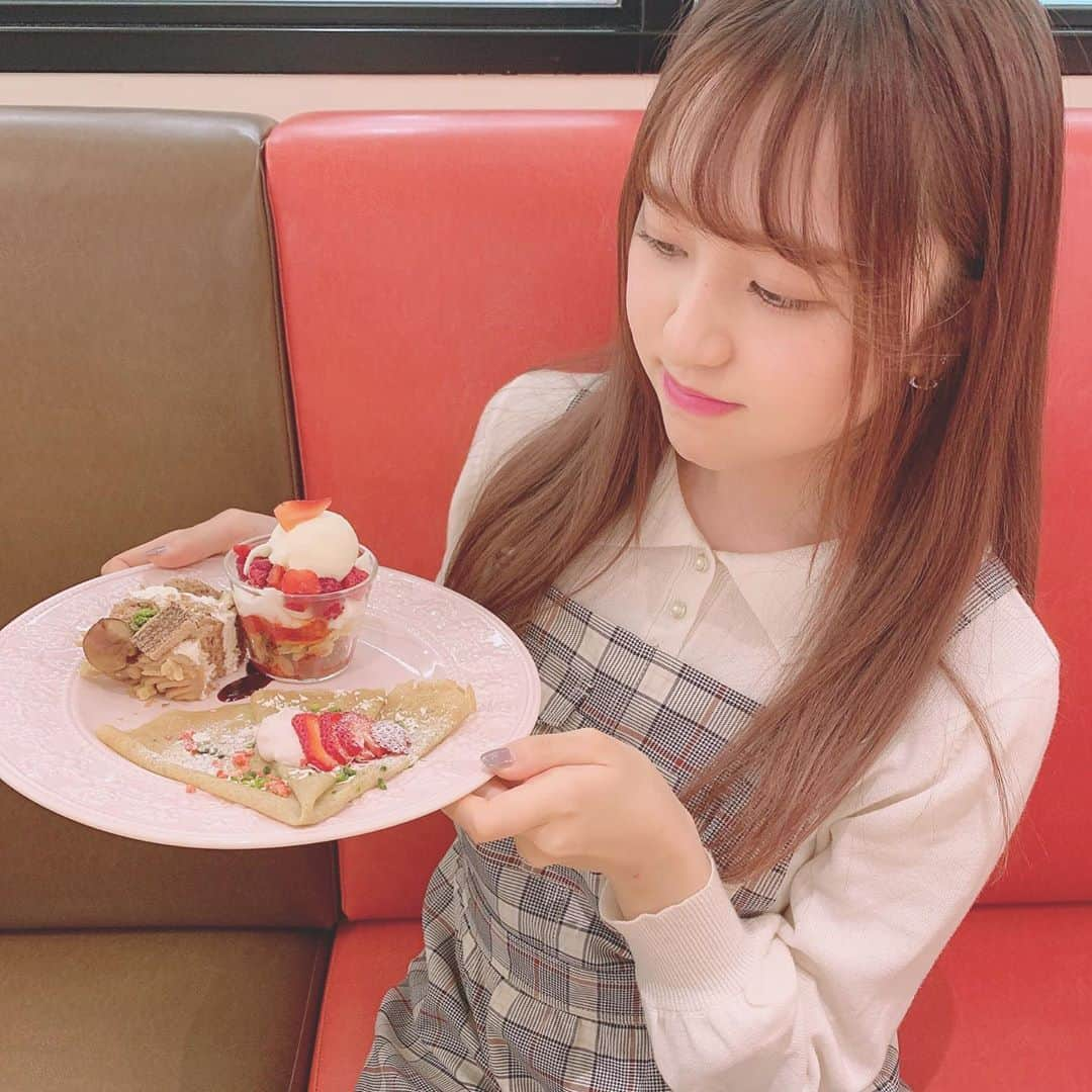 もえこのインスタグラム：「ライブ前にゆりゆりと‪𓂃 𓈒𓏸◌‬﻿ ﻿ ﻿ 好きなスイーツが3つ選べるアフタヌーンティー💖﻿ ・いちごのクレープ﻿ ・いちごパフェ﻿ ・モンブラン﻿ を選んだよ〜〜🥺！﻿ ﻿ モンブランが美味しすぎて幸せになっちゃった( ᵕ̩̩ㅅᵕ̩̩ )﻿ 秋限定みたいだから、食べてみたい方はお早めに☺️﻿ ﻿ ﻿ やっぱり甘いものしか勝たんなあああ〜〜♡﻿ 最近ケーキとかばっか食べてる（*＾-＾*）﻿ ﻿ ﻿ #カフェ #カフェ活 #カフェ巡り #カフェスタグラム #静岡カフェ #静岡グルメ #静岡 #静岡駅 #アフタヌーンティー #スイーツ巡り #モンブラン #クレープ #パフェ #アイドル」