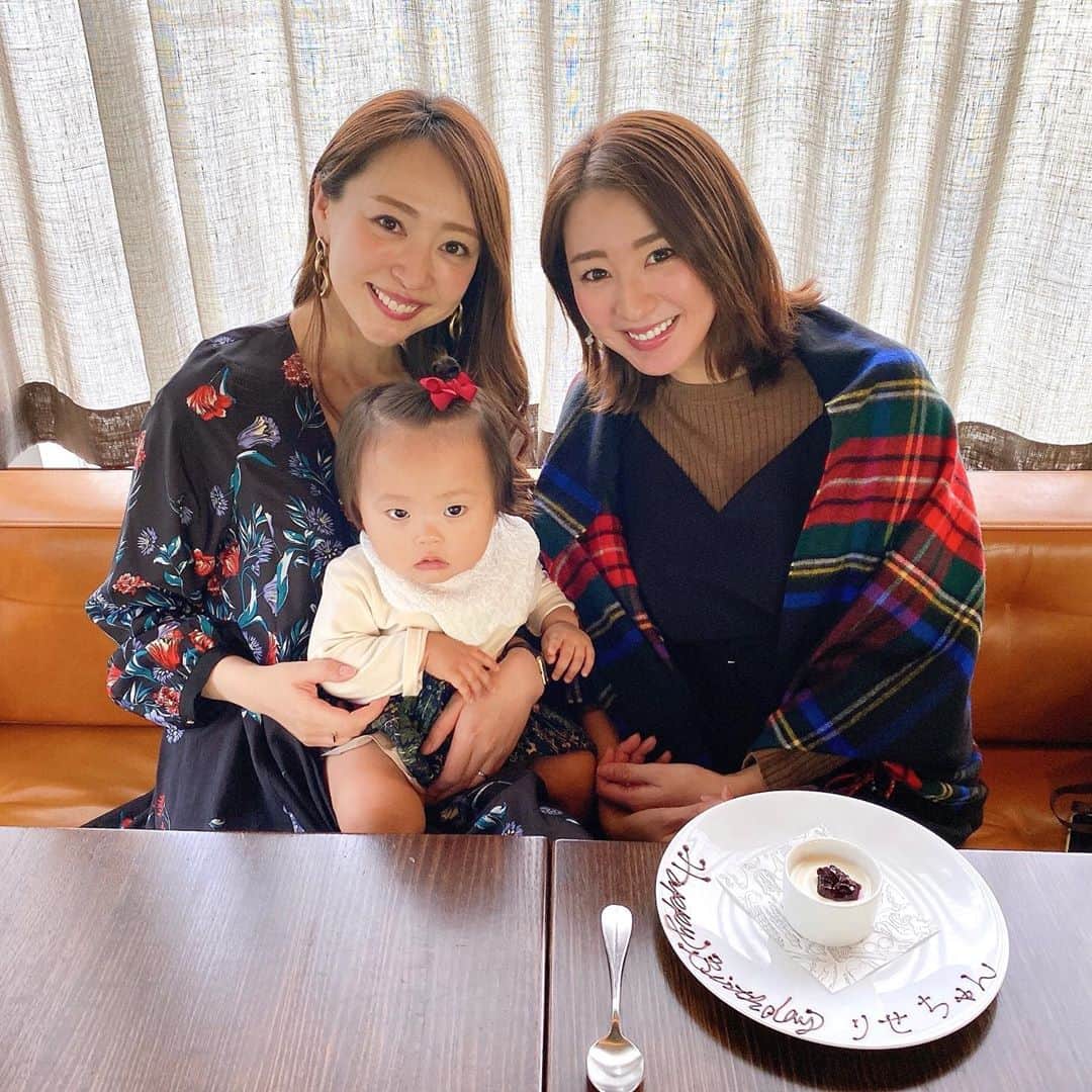 杉下理世のインスタグラム：「なおちゃんとランチしよーってご近所ランチしたら、まさかの🎂😳❣️ コロナでお祝いできてなかったからーって😭💓 人生で初めて10月にお誕生日おめでとうを言ってもらいました🙈笑 事情を知らない店員さんにも🤣 私の誕生日が何月だろうとも、お誕生日を気にかけてくれる心優しい友達がいてくれることが、最高に嬉しい😭❤️ お昼に集合して気づいたら夕方近くなってて焦って解散🙈 👶ご機嫌ナナメながらも頑張ってランチに付き合ってくれてくれました💓」