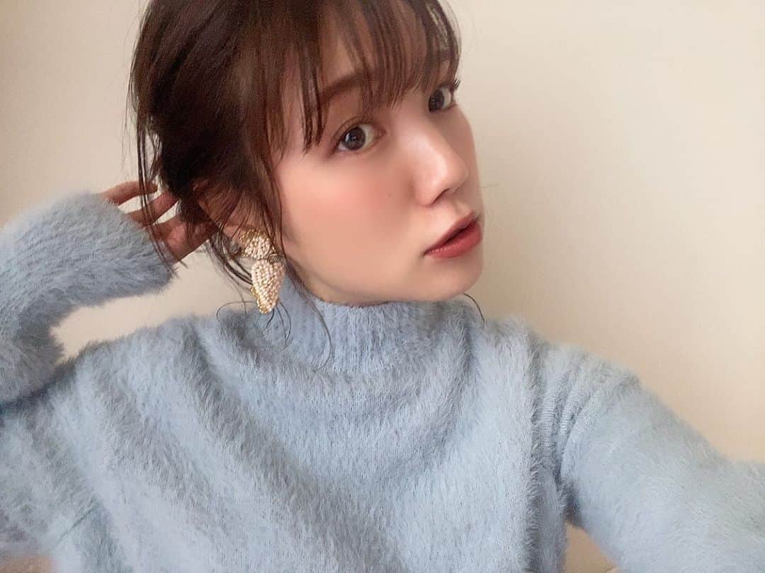 のインスタグラム：「🌰 . 11月がスタートしましたね🤎 . きっと今月もあっという間に過ぎそうだから 何か１つでも多く新しい事に挑戦することにします💪 . その一つとして、、 秋っぽいメイクしたくて 濃いめのブラウンリップに挑戦してみたんやけど、、 うむ、やはり難しいな🧐 . 茶系とか、紫系って秋っぽくて可愛いんだけど 一歩間違えると顔色悪く見えたりして 付けて外に出るのが思った以上に勇気いるんだよね、、😣🌟 . おしゃれと顔色悪いは紙一重😑 .  ブラウンリップが映えるメイク方法知ってる方 ぜひとも教えてください💃 . . でも、新しい色に挑戦したら 普段と違う自分に出逢える感じ、、！ やっぱりメイクたのしい🥺🤎 . . #秋#秋メイク#ブラウンリップ」