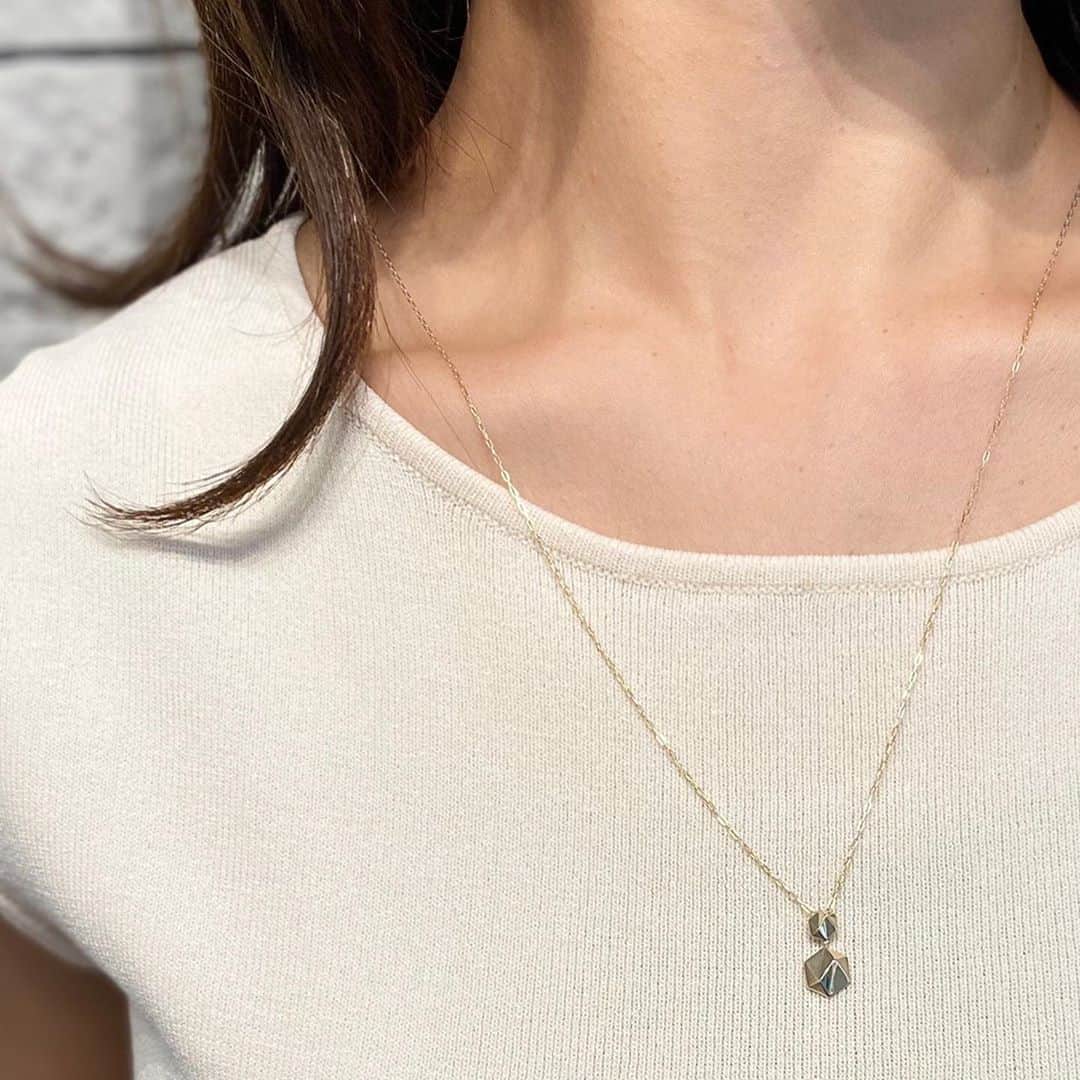 STAR JEWELRY Girlさんのインスタグラム写真 - (STAR JEWELRY GirlInstagram)「Y字のネックレスは、着けるだけでシャープな印象に！ これからの季節は、タートルネックの上からの着用もお勧めです♪  #diamond #ダイヤモンド #necklace #ネックレス #ootd #gold #ゴールド #y字ネックレス  #jewelry #ジュエリー #スタージュエリーガール #STARJEWELRYGirl  #lumine #ルミネ #ヒカリエ」11月1日 11時53分 - star_jewelry_girl