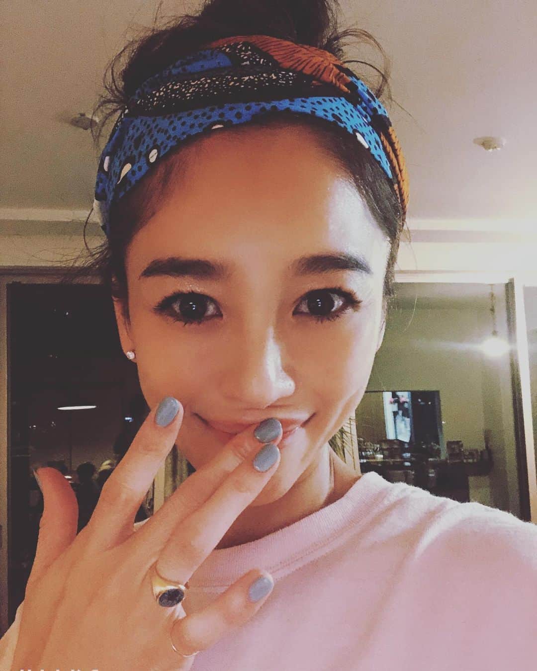 大桑マイミのインスタグラム：「nail＆睫毛チェンジ♪ 気分上がる⤴️ グレージュ🤍🤍🤍🤍🤍 　本当いつも癒される場所 @salonbdaikanyama  へ。  お家時間ではターバンスタイル。 楽ちんでcawaii!!! @giglio.online.store  よーーし　掃除🧹🧼🧽」