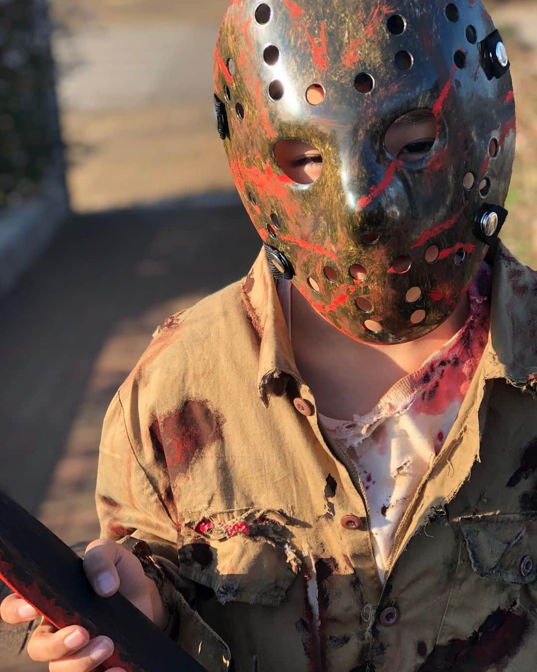 のインスタグラム：「46年ぶりの満月のハロウィン  @bondskate88 のハロウィンイベントに参加させていただきました  JAMセッションに向けて練習を頑張っていたチビと仮装大会に向けて全勢力を使いぬかりない準備をしていた旦那(詳細はストーリーにて)  コロナ対策で窓全開にして冷え冷えだったパーク内だったけどみんなの頑張る姿や楽しそうな表情に癒された良い時間でした  @bondskate88 の皆さまありがとうございました🎃  #swellvtg #ハロウィン #halloween #bondskate #bondskatepark #thankyou #13日の金曜日 #2回めのジャック #シャツはコーヒーで染めたり絵の具で染めたり #旦那の顔圧 #みんなに元の顔忘れたと言われてた」