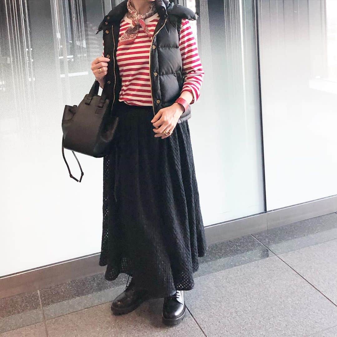 chikako0824のインスタグラム：「数年前のダウンベスト引っ張り出して。今年はザラでもロングのダウンベスト買いました。マイブーム😊  #drawer  #agnisb  #stammbaum  #cod」