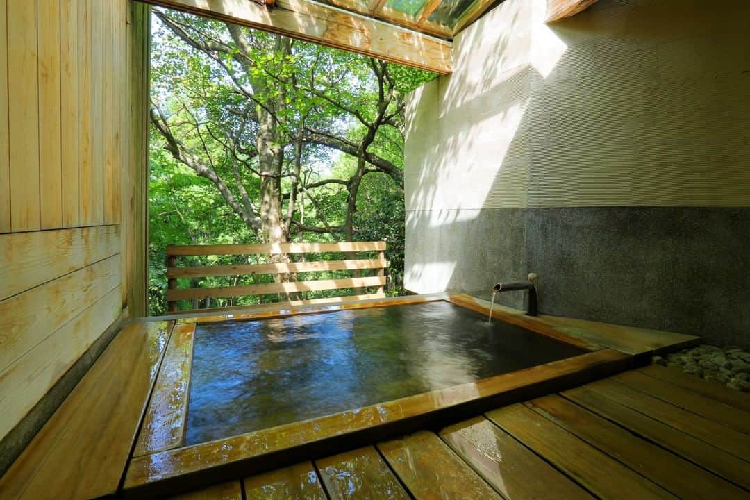 Relux | リラックスさんのインスタグラム写真 - (Relux | リラックスInstagram)「【誰にも邪魔されない贅沢な湯浴み】  自慢は源泉掛け流しの3つの貸切風呂。 緑に囲まれた渓流沿いの露天風呂と、上質の木の香りが漂う古代檜風呂です。  全9室と限られた空間で、プライベート感もたっぷり。それぞれのお部屋にも専用の古代檜風呂があります。  2020年5月リニューアルオープンしたばかり。ご予約はぜひお早めに！   ------------------------------------------------ 📍土湯別邸 里の湯 / 福島県 ------------------------------------------------  @tsuchiyubettei_satonoyu   気になる宿の詳細は、Relux公式HPまたは、便利なReluxアプリからご確認ください🔎  お部屋が埋まりやすくなっております。ご宿泊ご希望の際はぜひお早めにご予約ください。   #土湯別邸里の湯 #福島県 #土湯温泉 #福島旅行 #東北旅行 #福島観光 #源泉掛け流し #露天風呂 #露天風呂付き客室 #貸切風呂  #国内旅行 #週末旅 #週末旅行 #大人の休日 #記念日旅行 #誕生日旅行 #温泉旅行 #旅館 #温泉旅館 #ホテル #ラグジュアリーホテル #リゾート #リゾートホテル #旅スタグラム #旅行好きな人と繋がりたい #unknownjapan #japantravelphoto」11月1日 12時00分 - relux_jp
