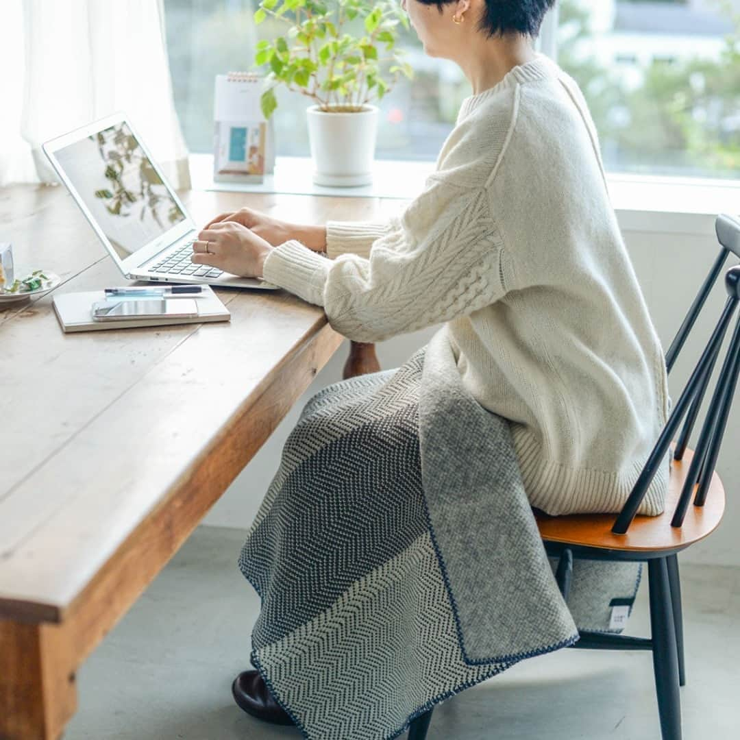 北欧、暮らしの道具店さんのインスタグラム写真 - (北欧、暮らしの道具店Instagram)「チクチクしにくい、肌に優しいやわらか仕上げ。自宅で洗えるからお手入れ楽ちんです◎  . - - - - - - - - - - - - 軽くて暖かく、デザインも素敵。 家族みんなで気兼ねなく使えて、汚れても 「自宅で洗えるから大丈夫◎」と、 大らかな気持ちでいられるブランケットが あったらいいなと思っていた私たち。  そんなわがままを叶えるブランケットを、 オリジナルで作りました。 肌寒いこれからの季節に頼れる1枚です！  サイズは120×70cm。 膝掛けにもショールにもなる、 使い勝手のいい大きさです。  リラックスタイム以外にも、 デスクで仕事する時や、 自転車での送迎時（チャイルドシートの風除け）など、 場所を選ばずお使いいただけますよ。  生地はふわっと肉厚。 裏も表もほとんどと言っていいほど チクチクが気にならず、 特に起毛している裏面はとても柔らかな肌触りです。  首など肌に直接触れても滑らかなので、 お肌が繊細なお子さんにも 安心してお使いいただけますよ。 . - - - - - - - - - - - - 「わが家になじむ冬じたく」ヘリンボーン柄のやわらかブランケット . ▶︎ プロフィールのリンクからも、お値段・サイズなど詳しい情報をご覧いただけますよ。→@hokuoh_kurashi . 🎁「クラシ手帳2021」プレゼントキャンペーン実施中！お買いものいただいた方に、当店オリジナルの手帳を無料でお届けいたします。 . #interior#interiors#homedecor#instahome#homewares#present#ブランケット#ショール#プレゼント#冬支度#インテリア#北欧インテリア#シンプル#シンプルライフ#シンプルデザイン#暮らしを楽しむ#日々の暮らし#北欧#暮らし#北欧暮らしの道具店」11月1日 12時00分 - hokuoh_kurashi