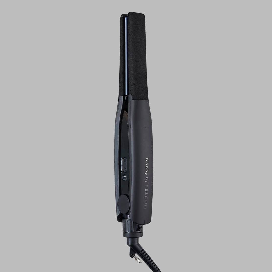 TESCOM テスコムのインスタグラム：「＼短髪アレンジ＆束感出したいメンズヘアもこれでOK！／ . #nobbybytescom のアレンジメントヘアアイロンNIS2000は、細かな束感を出すのに最適◎ スタイリングをより快適に出来るように搭載された<アジャスタブルロックリング>で、アイロンの開閉角度をお好みに設定できます✨ . 小回りの利く細めのアイロンなので、根元からスタイリングが可能で思い通りのアレンジに◎ . NIS2000を使った、メンズアレンジヘアはNobby by TESCOMのブランドサイトからもチェックできます💗 大人気の動画クリエイター髪西氏（ @kaminishi_01 ）とのスペシャルコラボコンテンツも💗💗💗 👉https://www.tescom-japan.co.jp/brand/nbt/ . - - - - - - - - - - - - - - - - - - - - - - - - - ●商品名：プロフェッショナル  ヘアーアイロン ●品番　：NIS2000 ●カラー：ブラック - - - - - - - - - - - - - - - - - - - - - - - - - @tescom_beauty . Nobbyに関する情報は@tescom_pro キッチン家電に関する情報は@tescom_kitchen にてご紹介中！ . 毎日使うヘアアイテムは #テスコム または #TESCOM で検索してみて下さいね♡ テスコムのInstagramでは、自分らしさを追求したあなたのキレイづくりに役立つ情報を毎週発信しています！"  . . #美容  #ヘアスタイル  #ヘアセット  #スタイリング  #メンズヘア  #波ウェーブ  #簡単アレンジ  #ビューティー  #外ハネボブ  #ツヤ髪  #セルフアレンジ  #くせ毛  #ボブヘア  #ストレートヘア  #コテ  #美容男子  #美容女子  #プロフェッショナル  #ヘアアイロン  #ストレートアイロン  #美容家電  #さらさらヘアー  #ストレート  #おしゃれ家電  #プロ仕様  #オシャレ家電  #サロンクオリティ」