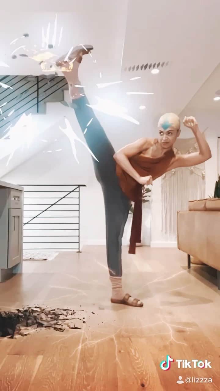 リザ・コッシーのインスタグラム：「DAANG ANG, THE LAST AIRBENDER • guess the budget of this movie」