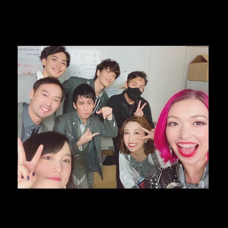 ダンドイ舞莉花のインスタグラム：「昨日初日で今日はもう千秋楽！！！  早すぎるよーー😭  本日二回公演、思いっきりがんばるぞー！！  演出・振付のTETSUHARUさんと一緒に😍  #成河 #鞘師里保 #水田航生 #実咲凜音 #内海啓貴 #ダンドイ舞莉花 #福井晶一 #TETSUHARU  #35mm #35mmamusicalexhibition #musical #theatre #tokyo #japan #赤坂actシアター」