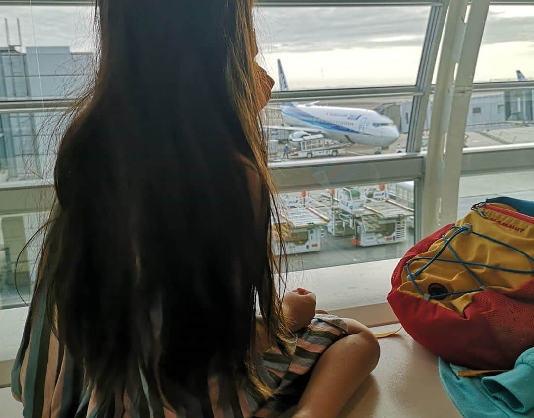 蛯原英里さんのインスタグラム写真 - (蛯原英里Instagram)「お仕事で沖縄へ 出発前2人とも飛行機に釘付けです♡  #okinawajapan #飛行機のある風景 #行ってきます✈️」11月1日 12時05分 - eriebihara