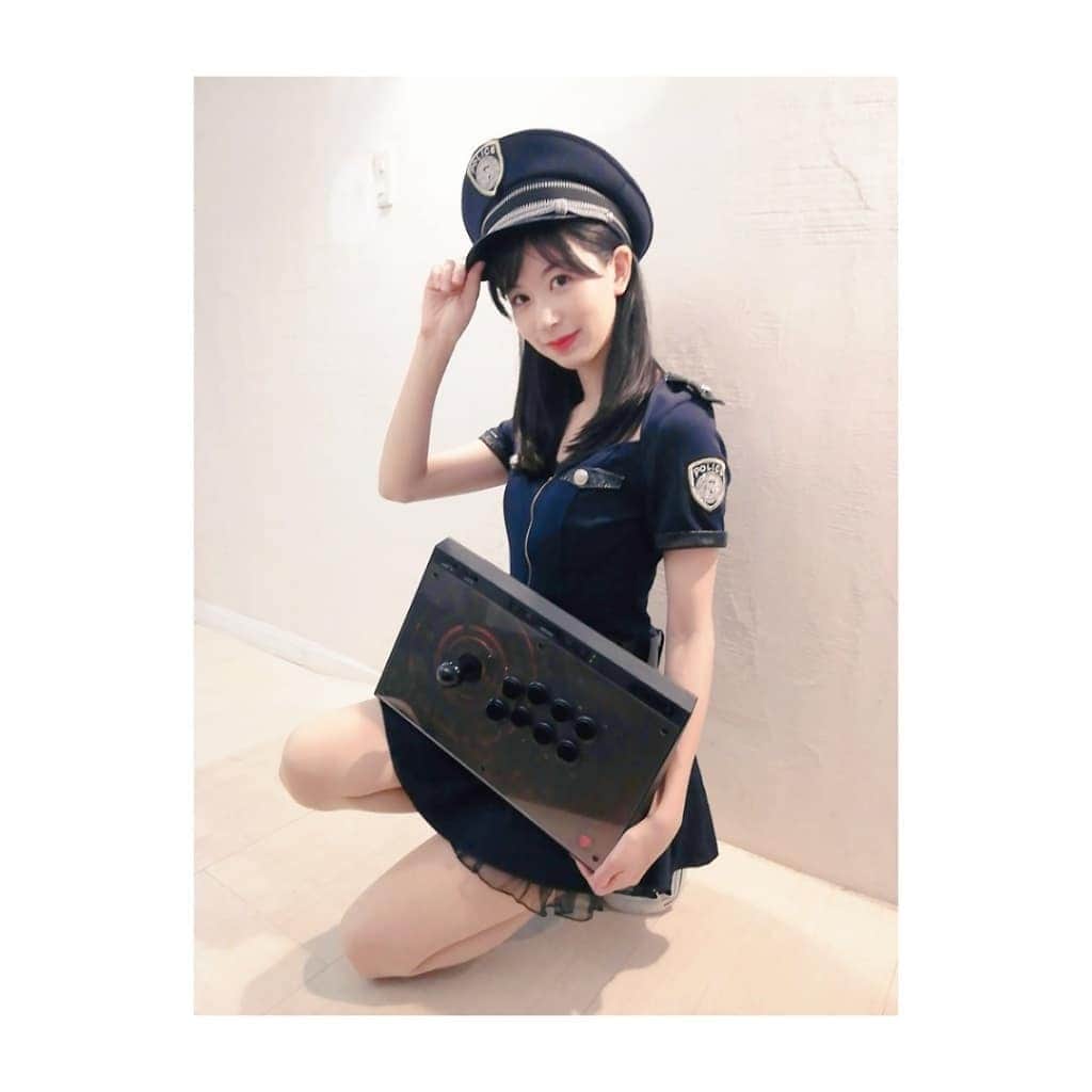 服部彩加のインスタグラム：「ハロウィンコスプレ🎃🦇🕸✨✨ 昨日はミニスカポリスのコスプレをして配信したよ～👮🏻✨✨  #police #ミニスカポリス #コスプレ #cosplay #ハロウィン #halloween」