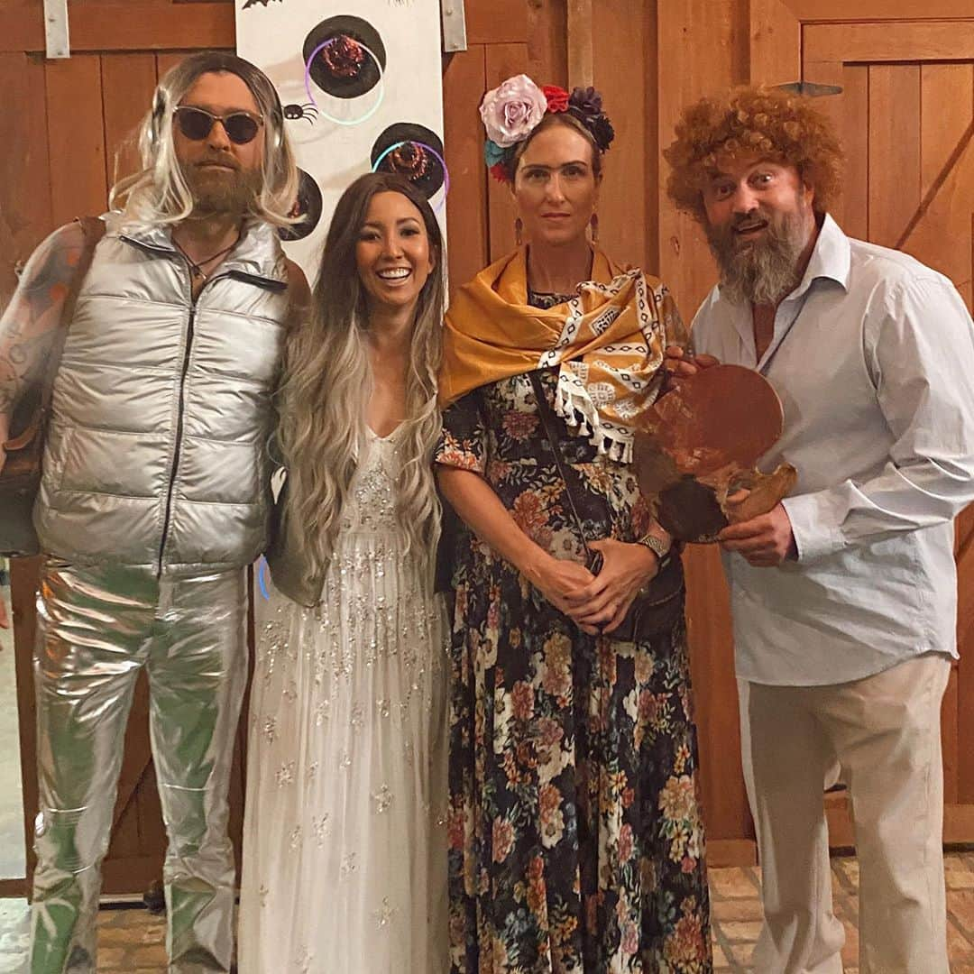 コリー・ロバートソンさんのインスタグラム写真 - (コリー・ロバートソンInstagram)「If Frida Kahlo and Bob Ross, The Bieber’s, Cleopatra and Caesar, Sigrid and Lars, and Pinocchio had a party 😂 #halloween2020」11月1日 12時08分 - bosshogswife