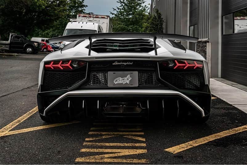 CarsWithoutLimitsさんのインスタグラム写真 - (CarsWithoutLimitsInstagram)「Lamborghini Aventador SV customized by @careffex 👻 ———————————————— • Avery Satin White Wrap w/ Black Door Jams  • Gloss Black Roof • 35% Window Tint  • Calipers Painted Gloss Red w/ Black Logos   #carswithoutlimits #lamborghini」11月1日 12時09分 - carswithoutlimits