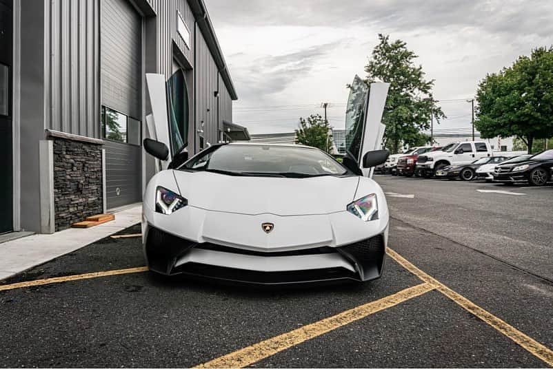 CarsWithoutLimitsさんのインスタグラム写真 - (CarsWithoutLimitsInstagram)「Lamborghini Aventador SV customized by @careffex 👻 ———————————————— • Avery Satin White Wrap w/ Black Door Jams  • Gloss Black Roof • 35% Window Tint  • Calipers Painted Gloss Red w/ Black Logos   #carswithoutlimits #lamborghini」11月1日 12時09分 - carswithoutlimits