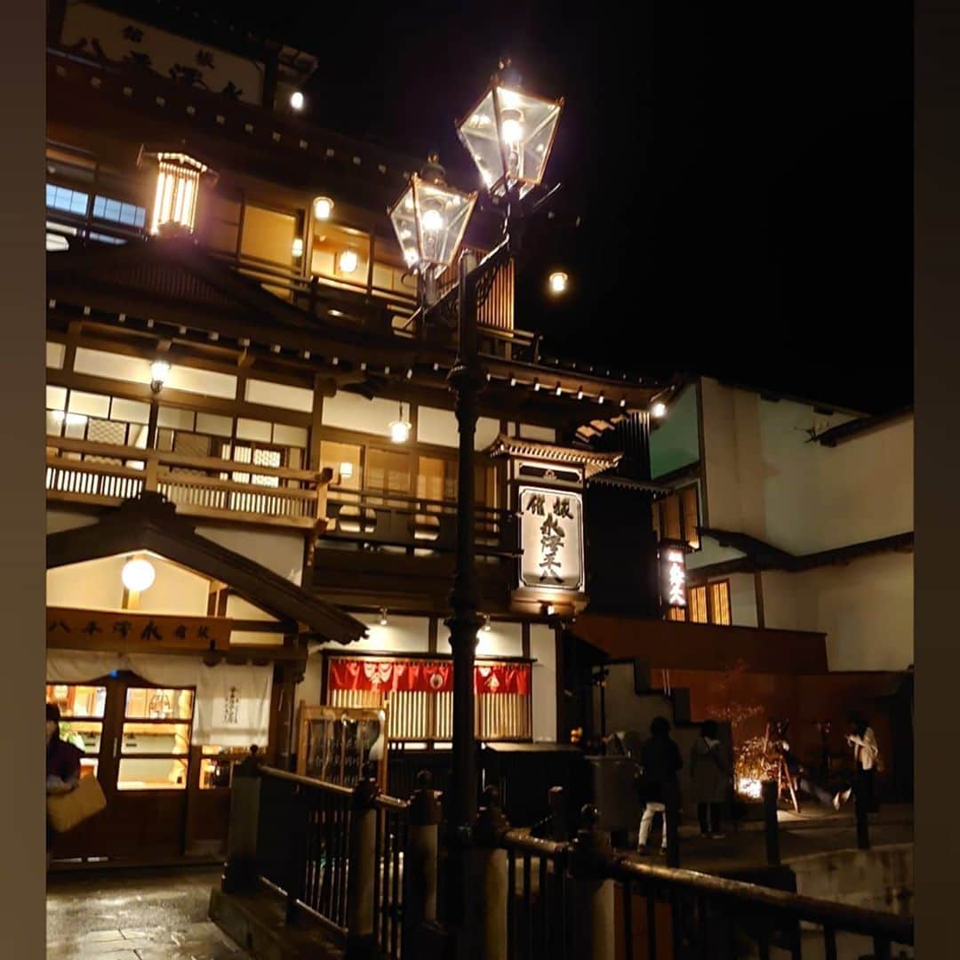 松野行秀さんのインスタグラム写真 - (松野行秀Instagram)「· 【銀山温泉♨️②〜温泉街〜】 · 銀山川の両岸に沿って、大正から昭和初期にかけて建てられた旅館が軒を連ねています✨ · 多くの旅館が、建築当時としてはとてもモダンな洋風木造多層のバルコニー建築となっております。 · 夜になると川沿いのガス灯と各旅館の照明が灯り、温泉街が暖かみのある幻想的な空気に包まれます😊 · · #銀山温泉 #ガス灯 #非日常 #タイムスリップ #モダン #幻想的 #温泉 #紅葉 #秋 #おしん #千と千尋の神隠し #大正浪漫」11月1日 12時10分 - g.matsuno