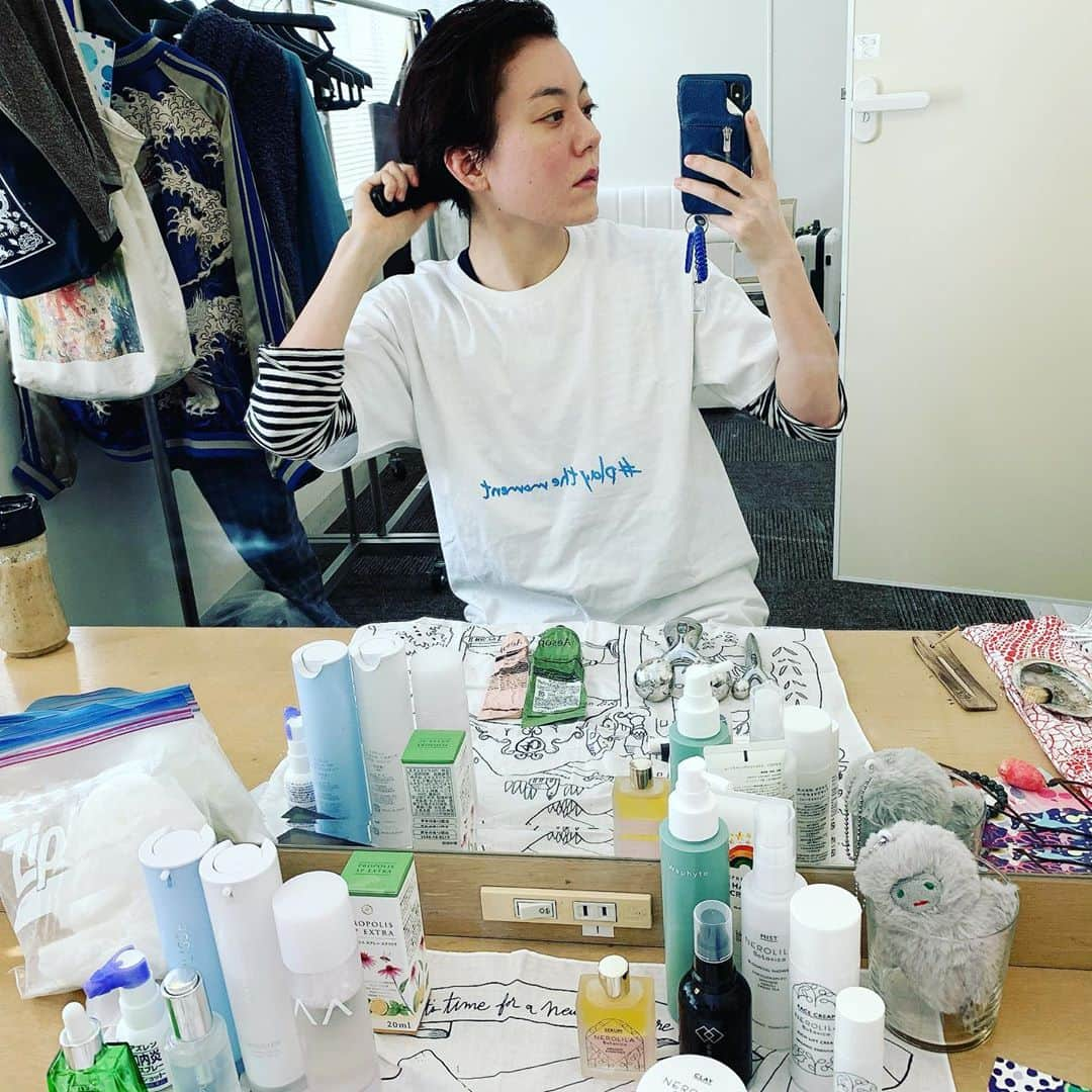 鈴木杏さんのインスタグラム写真 - (鈴木杏Instagram)「楽屋での日常🍃🌞🍃今日で東京芸術劇場での公演は終わります。今日までなんとか無事に駆け抜けることができて、感謝しかありません。当たり前のことは当たり前ではなくて、たくさんの人の努力や応援によって得られるもの。恩返しや恩送りができるように、今日もいいエネルギーで、跳ね駆けます🦌✨🌈#真夏の夜の夢#原作#ウィリアムシェイクスピア#潤色#野田秀樹#演出#シルヴィウプルカレーテ#東京芸術劇場#プレイハウス#そぼろ#跳ね駆ける#みてくれた人ならわかるはず#そして#playthemoment#第七世代実験室#無観客配信#たかが世界の終わり#本日#20時#かなり#オススメ」11月1日 12時12分 - anne.suzuki.official