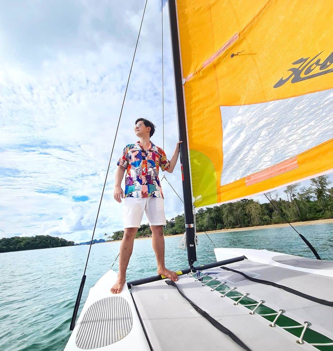 アイス・サランユーのインスタグラム：「@dusitkrabi  ล่องเรือใบ ตามหากระเทียม ไม่มีที่ไหนขายเลย เพราะที่นี่ #กระบี่ ไร้เทียมทาน  ตึ่งโป๊ะ😜 #BeWell #dusitthanikrabi  #krabi  #เที่ยวทั่วไทยกับไอซ์ศรัณยู」