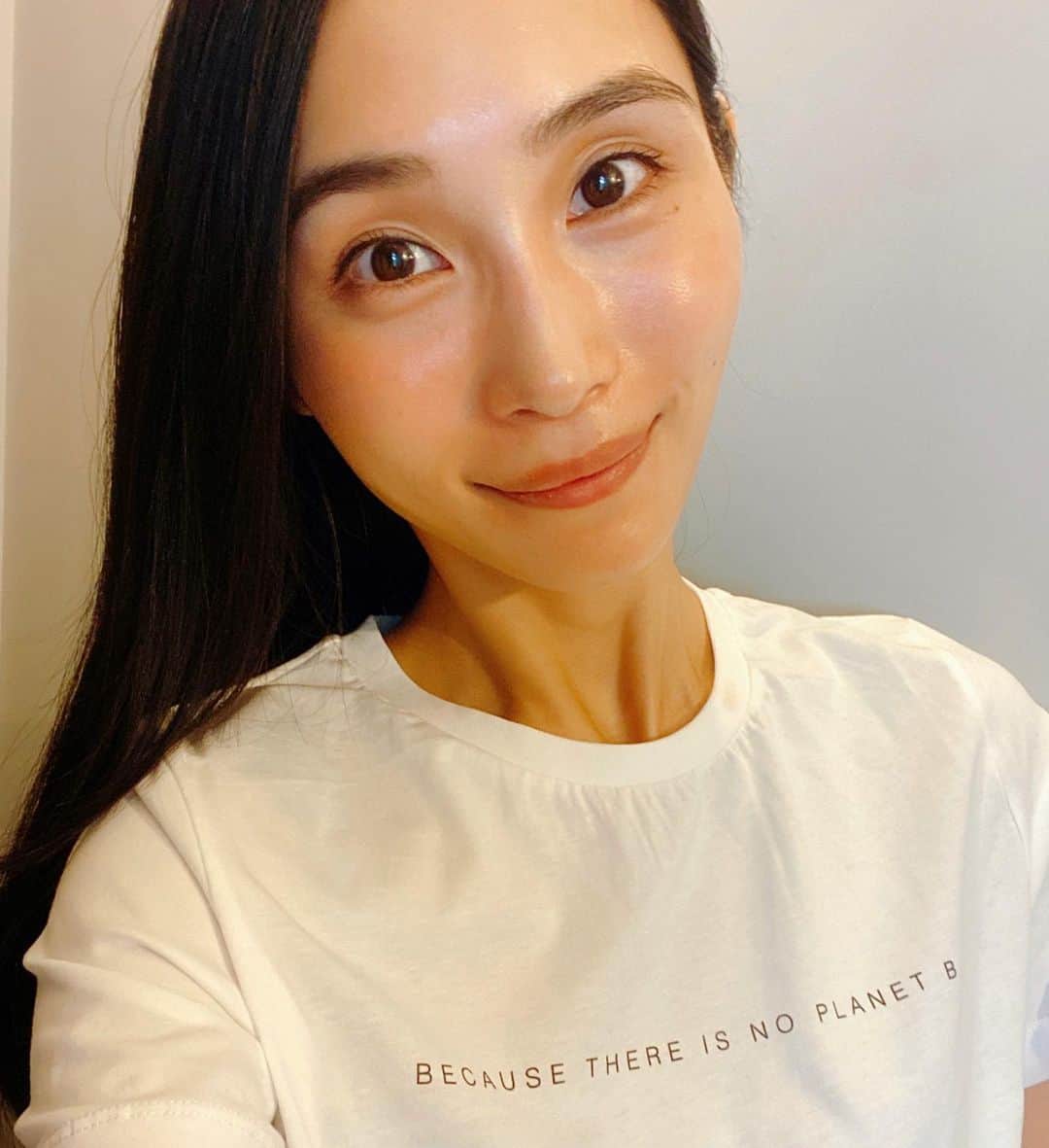 相馬絵美のインスタグラム：「本日11月1日はヴィーガン・デー。  公式インスタグラマーをさせて頂いているveggyさんとエコアルフさんの素敵なコラボTシャツが届きました✨ @veggy_jp  @ecoalf_japan   エコアルフさんはヨーロッパ発のサスティナブルファッションブランド。 ブランド自ら海洋ゴミを回収してアイテムに再生したり、デザインも機能的でスタイリッシュ🌈  「Because there is no planet B」 本当にその通り！ 第二の地球はないのだから、もっと地球に優しさと愛を送ろう🌍❤️  ヴィーガンは地球に優しくするための一つの手段だと思ってます🌱  #11月1日 #ワールドヴィーガンデー #WorldVeganDay #vegan #ヴィーガン #ecoalf #veggy #コラボ企画 #プレゼント企画 #プレゼント企画開催中 #ナチュラル #オーガニック #サステナブル #サステナブルファッション #サステナブルな暮らし」