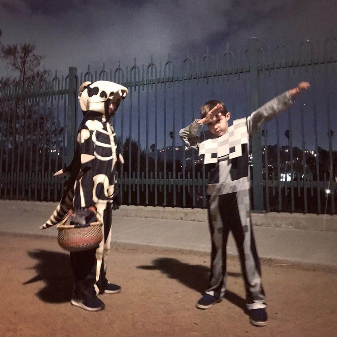 オータム・リーザーのインスタグラム：「Happy Halloween — from “the skeleton brothers” (dragon + minecraft) ✨☠️🌙」