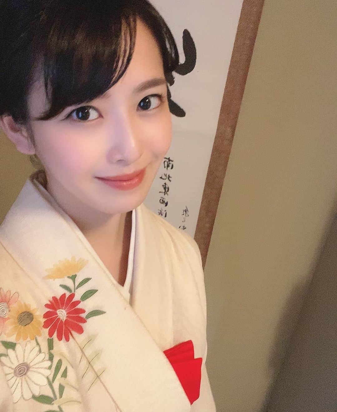 玉木碧さんのインスタグラム写真 - (玉木碧Instagram)「茶道の炉開きをしました！  炉開きは茶道においてのお正月🎍  今年も98歳の先生の元で炉開きが出来たことをありがたく思います🙇‍♀️  基本お菓子をいただく時とお茶を飲む時以外はマスク着用 道具は熱湯消毒をして一碗使ったらそのお茶碗はその日はもう使わない 濃茶の回し飲み禁止なので一服ずつ違うお茶碗で（なのでお点前する人は大変😂） 十分な換気 などなど、今までより遥かに手間はかかりますがありとあらゆる対策をとってのお稽古をしています🍵  なんと言っても先生に何かあったらと思うと…お稽古に行くのも躊躇われた時期もありましたが 先生のご好意で再開させていただいております🙇‍♀️  コロナのおかげである意味、当たり前ではなくなった事への感謝を改めて感じますね。 日々、その刹那を大切に後悔のないように生きていたいものです！  #茶道　#炉開き　#着物　#着付け　#お茶会　#コロナ対策　#セントフォース　#フリーアナウンサー　#玉木碧 #写真が反転しています」11月1日 12時19分 - tamaki_aoi.official