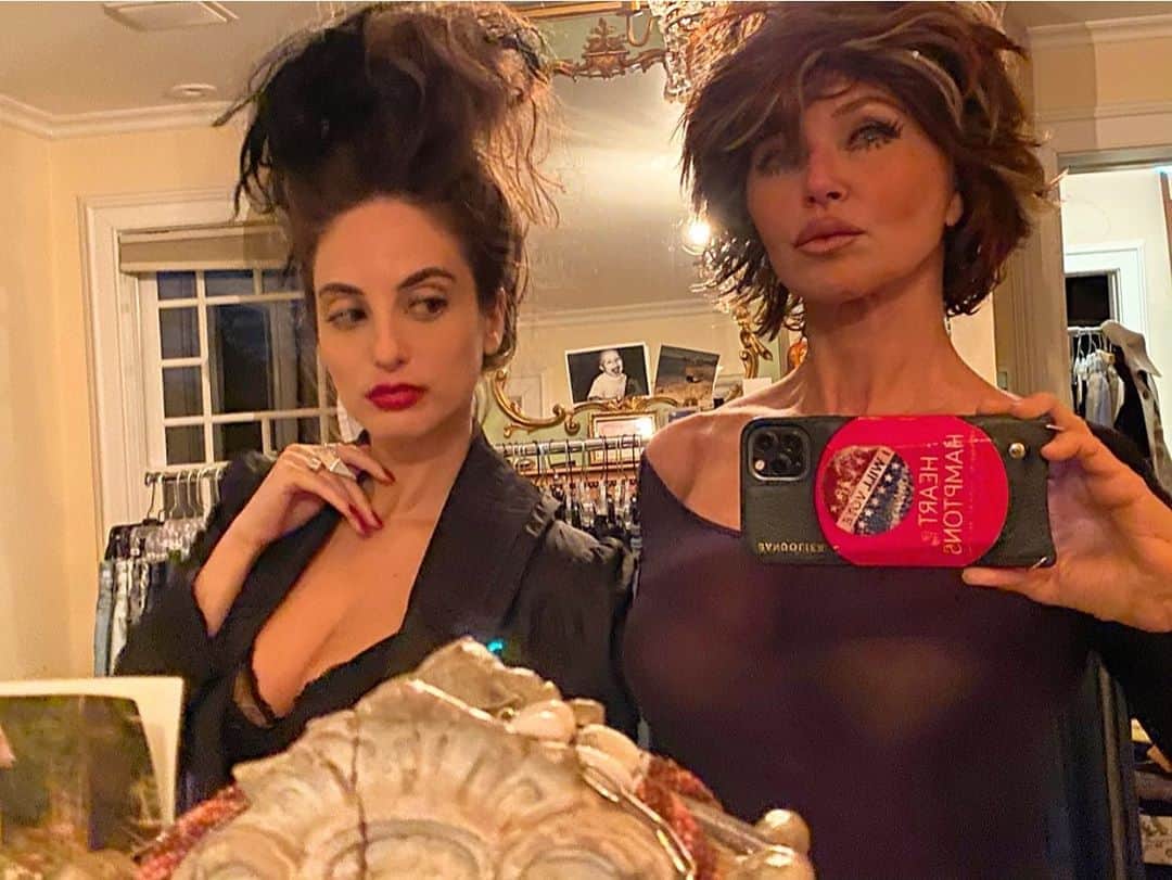 クリスティ・ブリンクリーさんのインスタグラム写真 - (クリスティ・ブリンクリーInstagram)「We morphed all evening ..now Im turning into @lisarinna and girl you are fun to be!  ( more tomorrow)  @alexarayjoel 🖤🧡🖤」11月1日 12時21分 - christiebrinkley