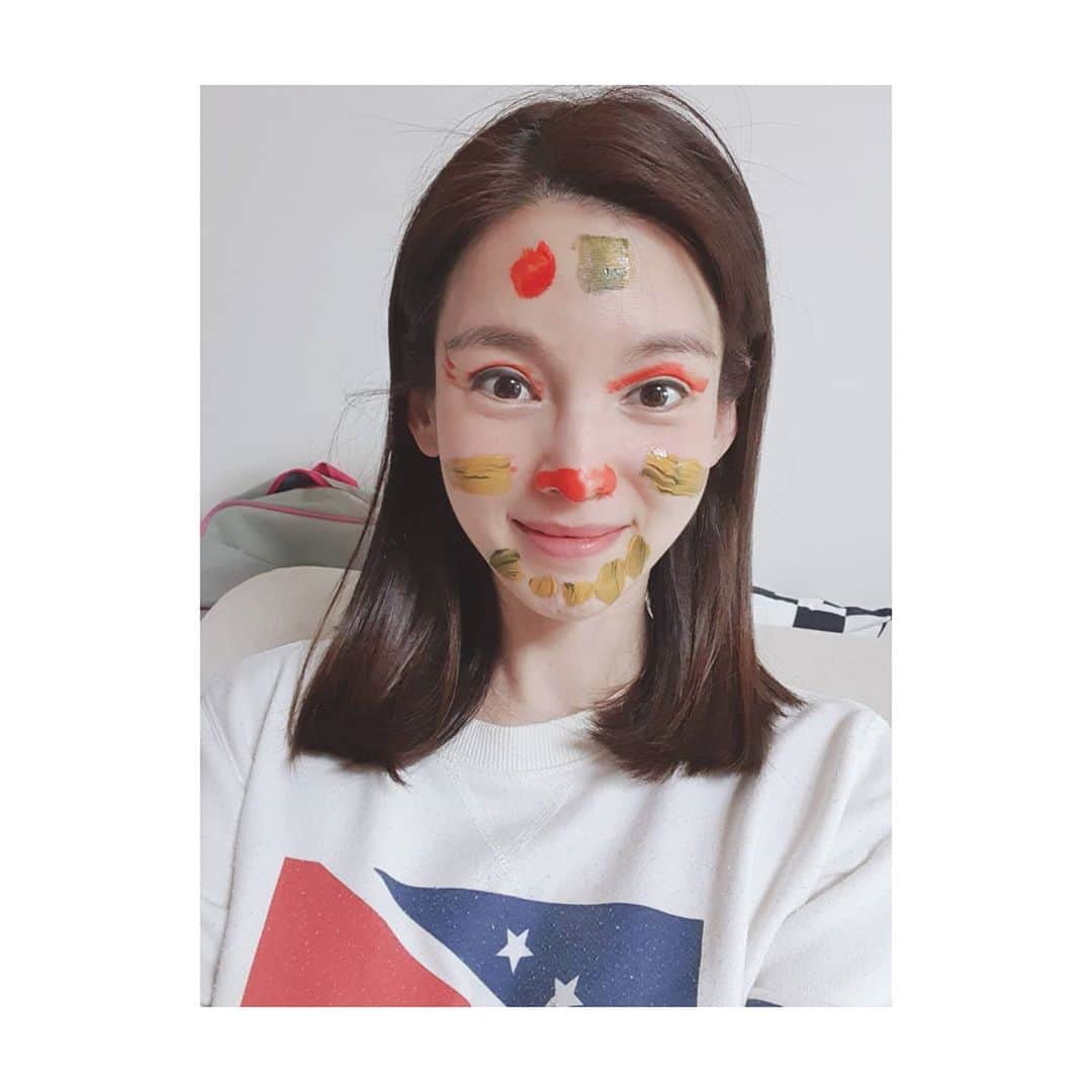 チョン・ガウンさんのインスタグラム写真 - (チョン・ガウンInstagram)「일요일아침.. 내얼굴은 스케치북이 되고.. #흔한주말풍경」11月1日 12時22分 - jung_ka_eun