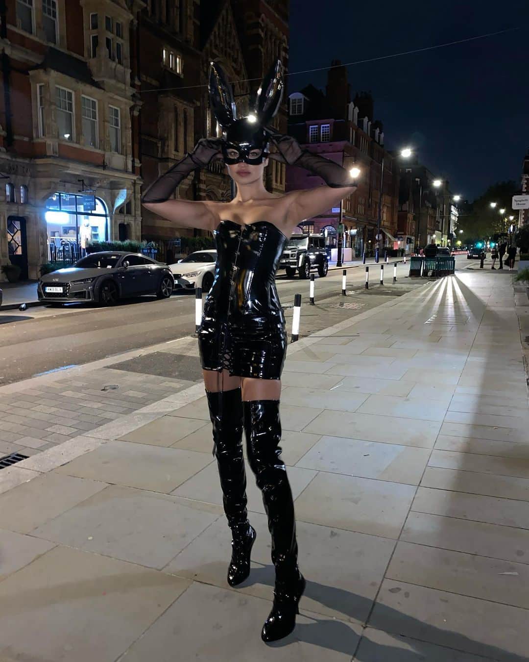 シャニーナ・シャイクのインスタグラム：「LOLA the Bad Bunny 🐰🖤😈」